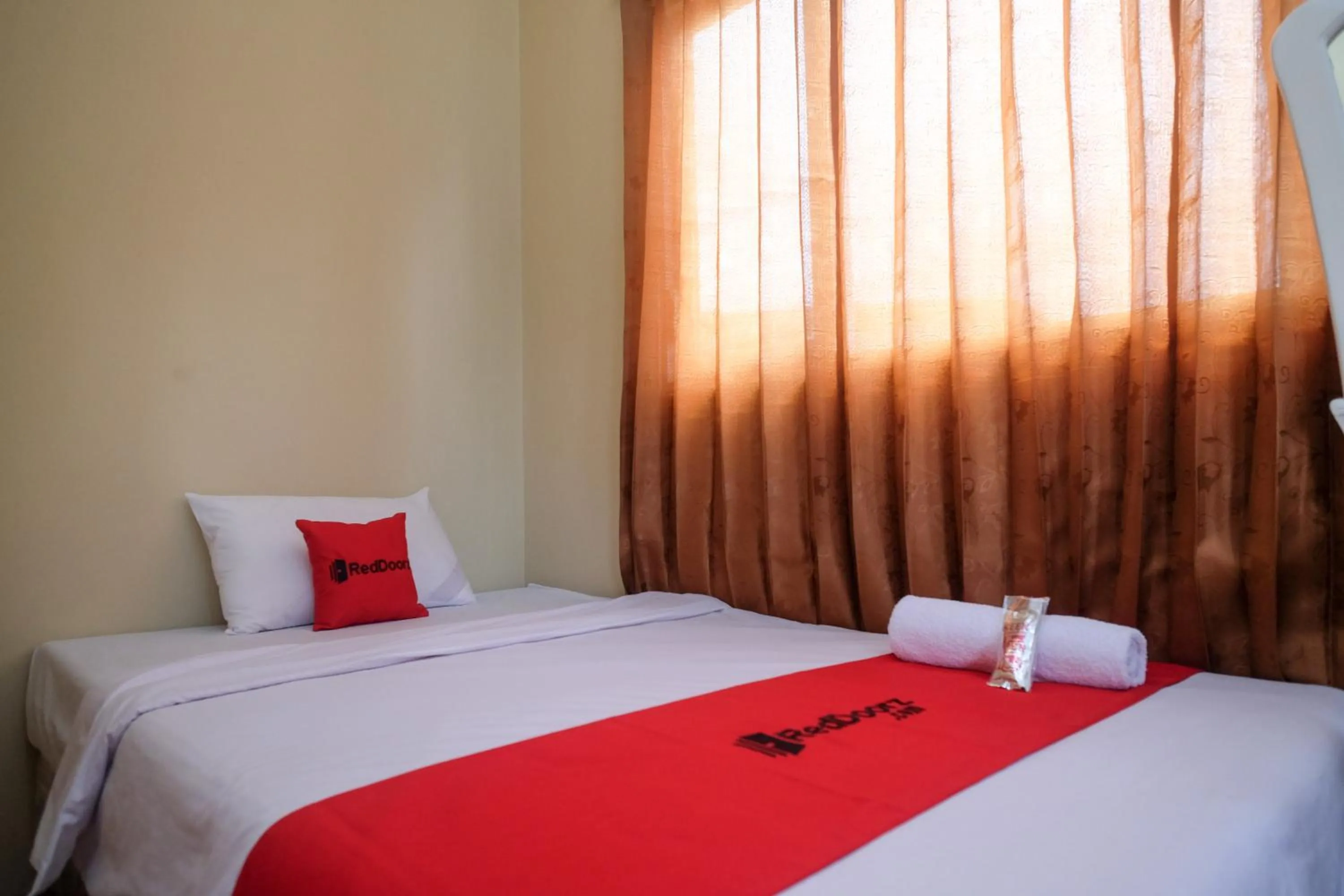 Bedroom, Bed in RedDoorz Syariah near Alun Alun Wonosobo 3