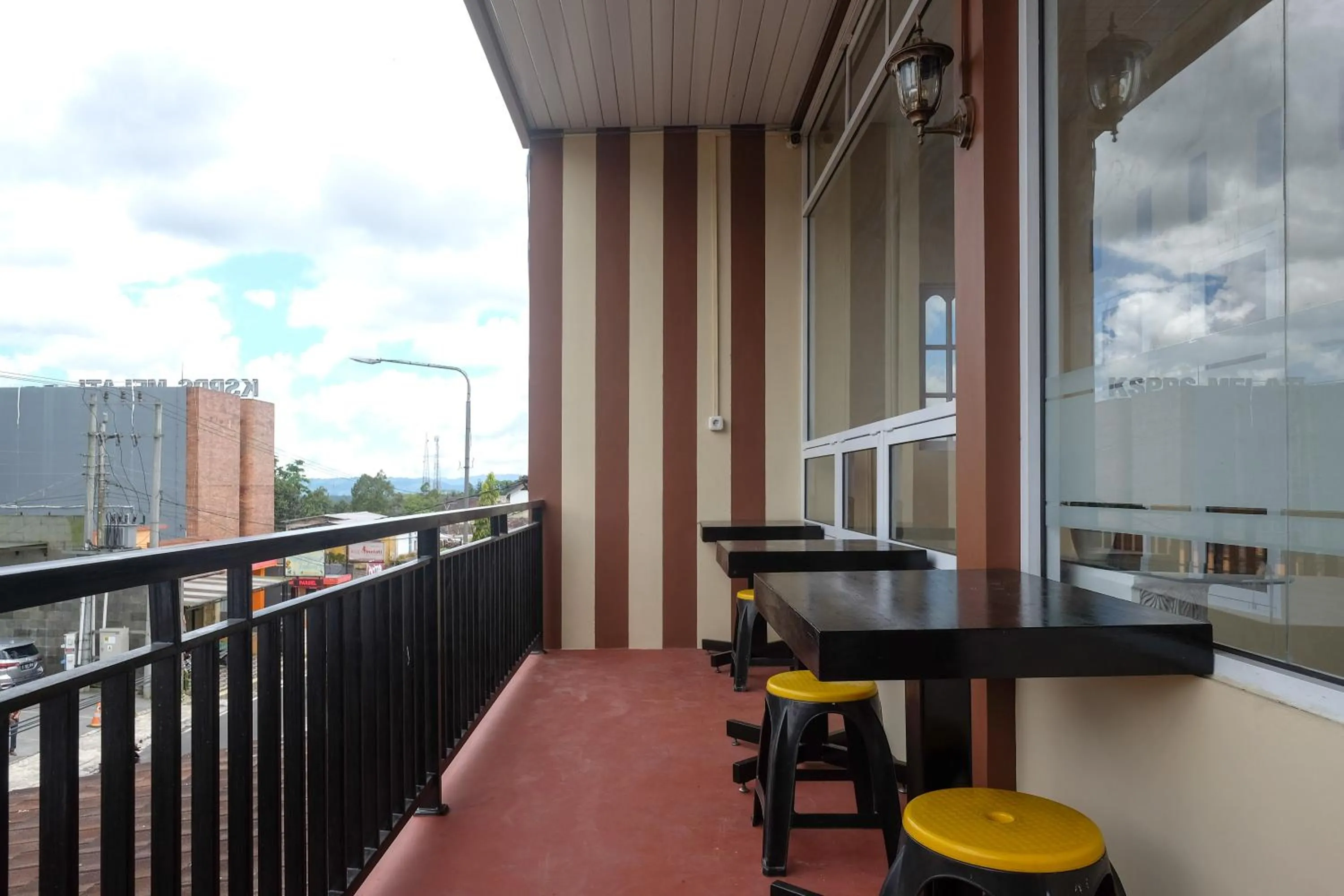 Balcony/Terrace in RedDoorz Syariah near Alun Alun Wonosobo 3