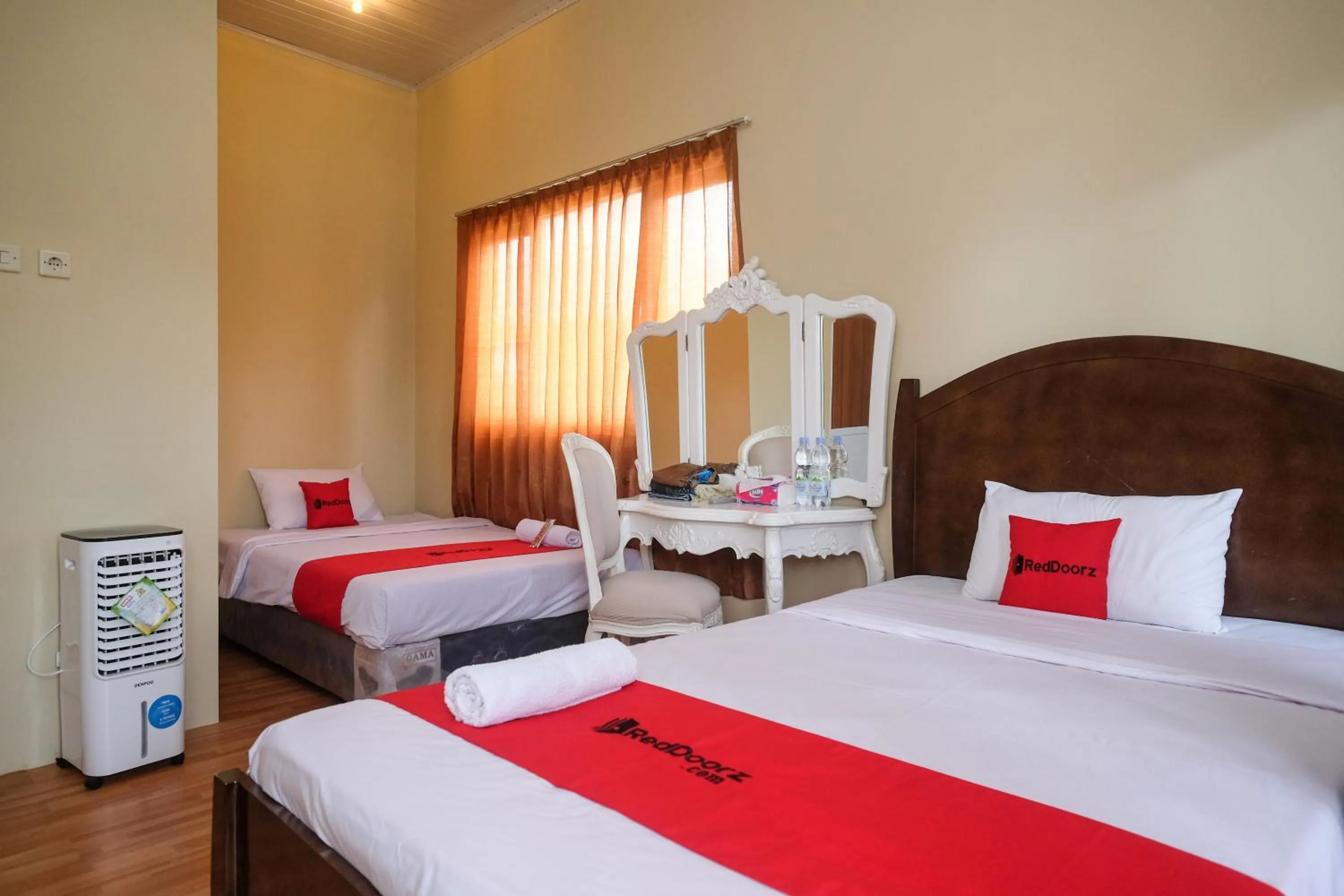 Bedroom, Bed in RedDoorz Syariah near Alun Alun Wonosobo 3