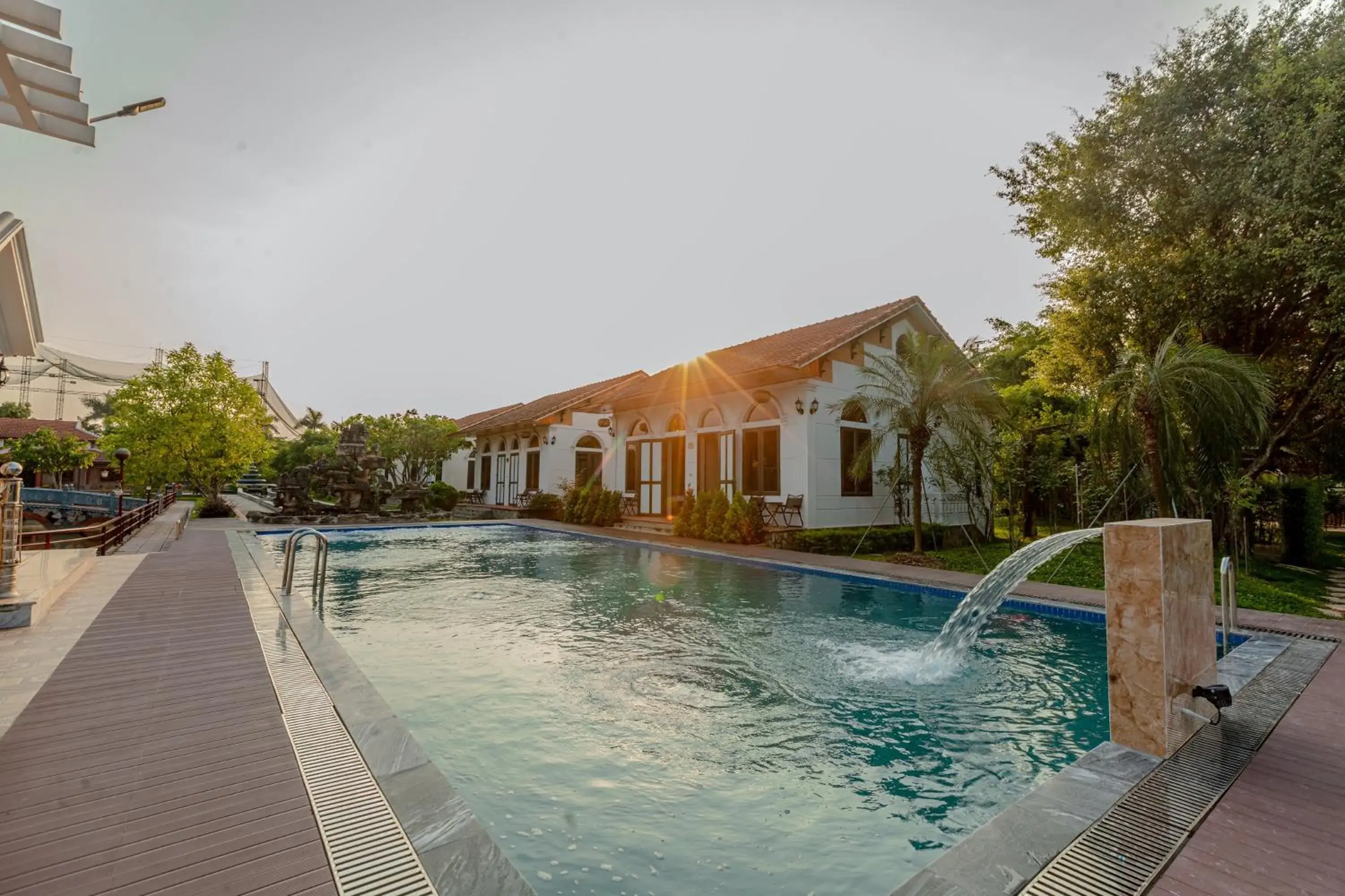 Swimming pool in Hoa Lu Garden Resort Swimming pool in Hoa Lu Garden Resort