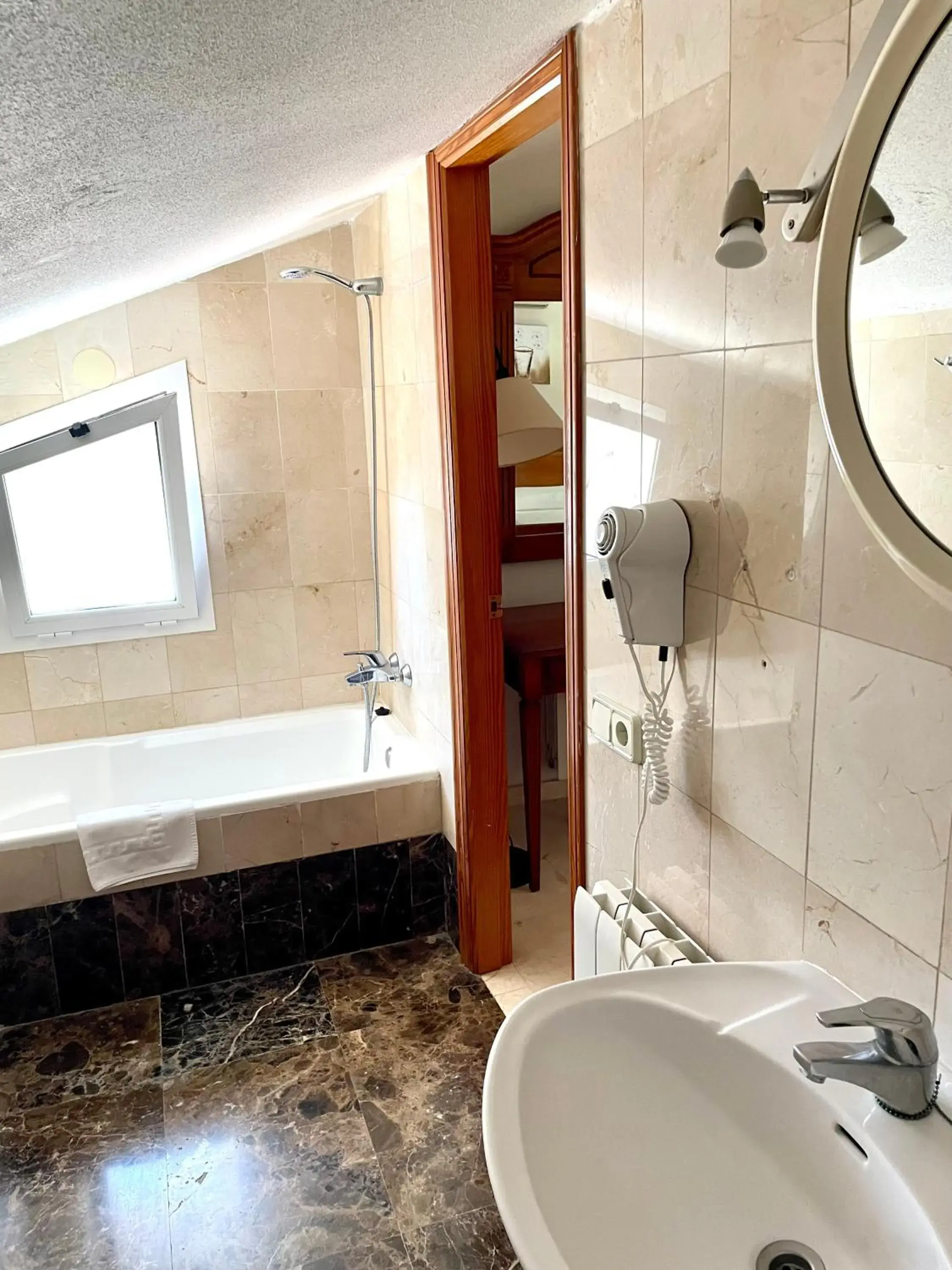 Bathroom in Aparthotel Bahia Pinosol Bathroom in Aparthotel Bahia Pinosol