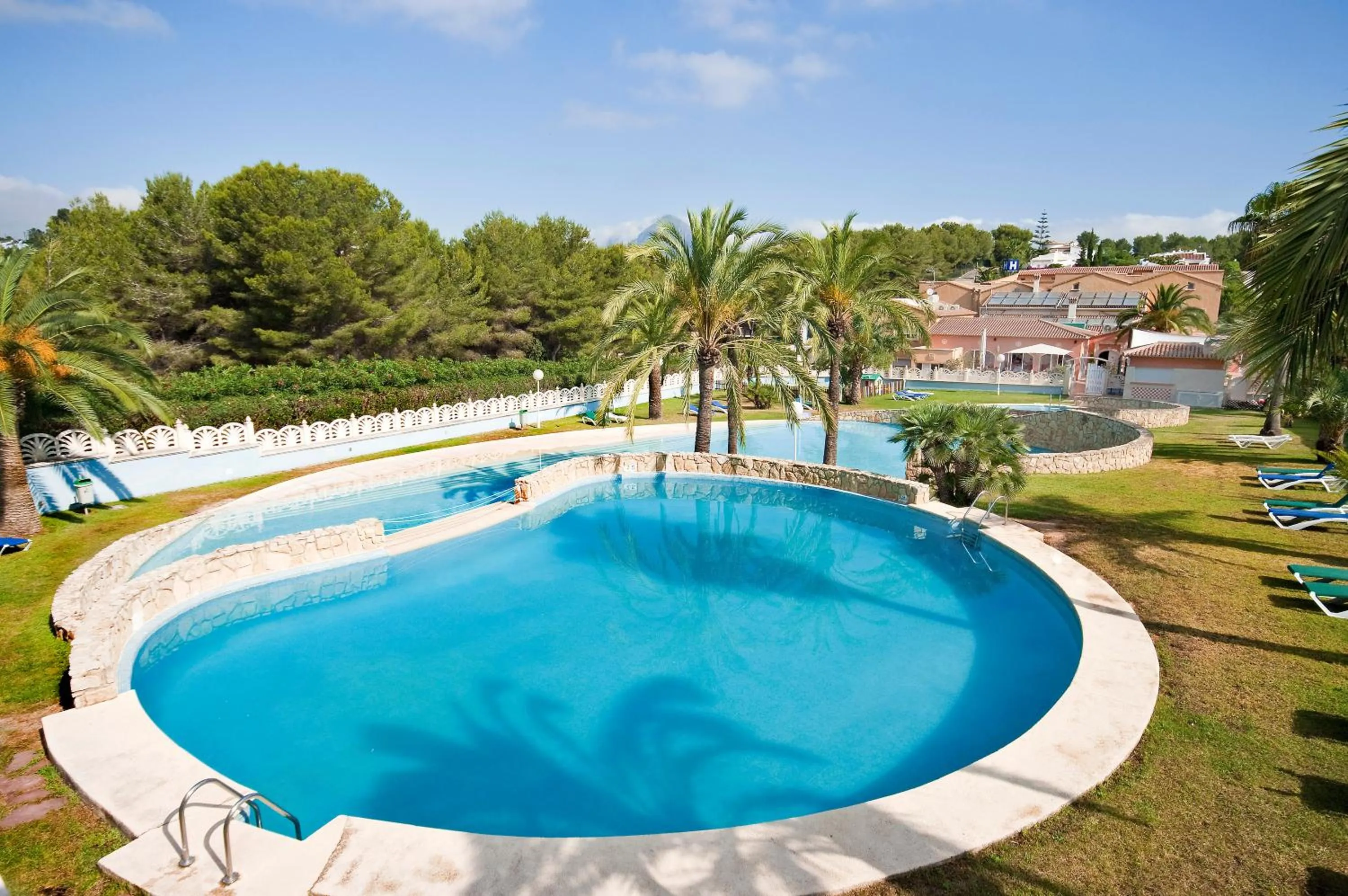 Swimming pool in Aparthotel Bahia Pinosol