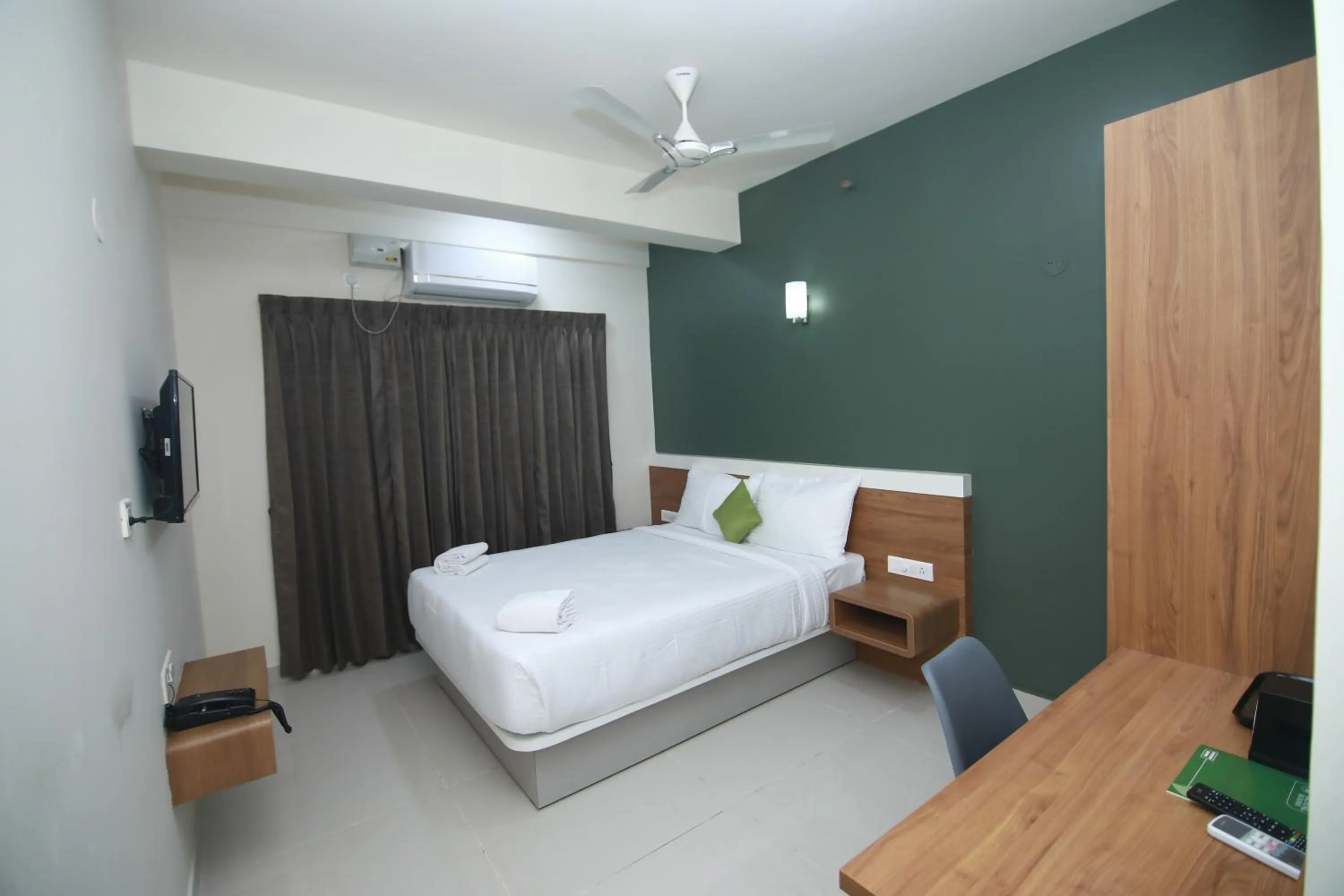 Bedroom, Bed in Hotel Royal Blooms