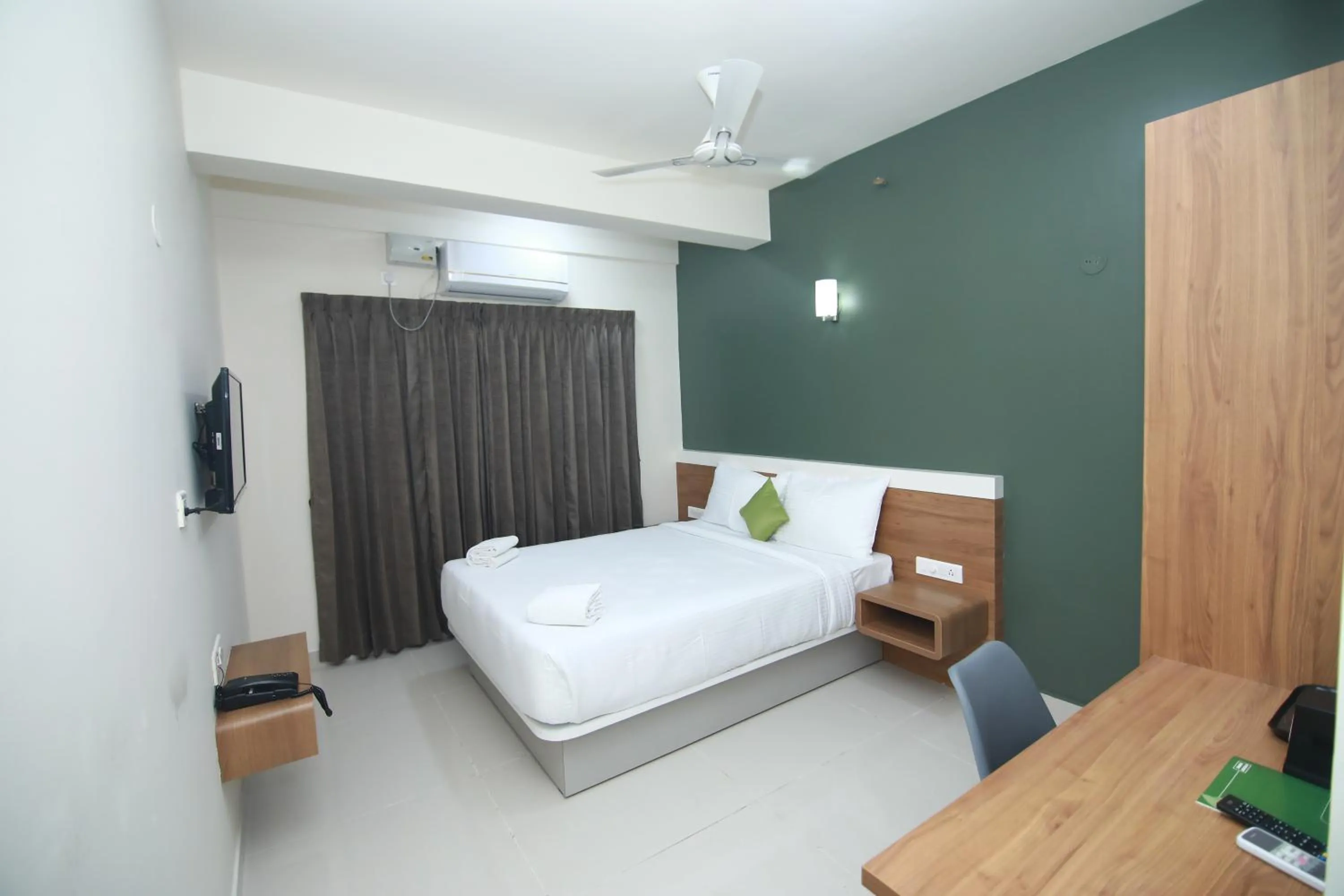 Bedroom, Bed in Hotel Royal Blooms