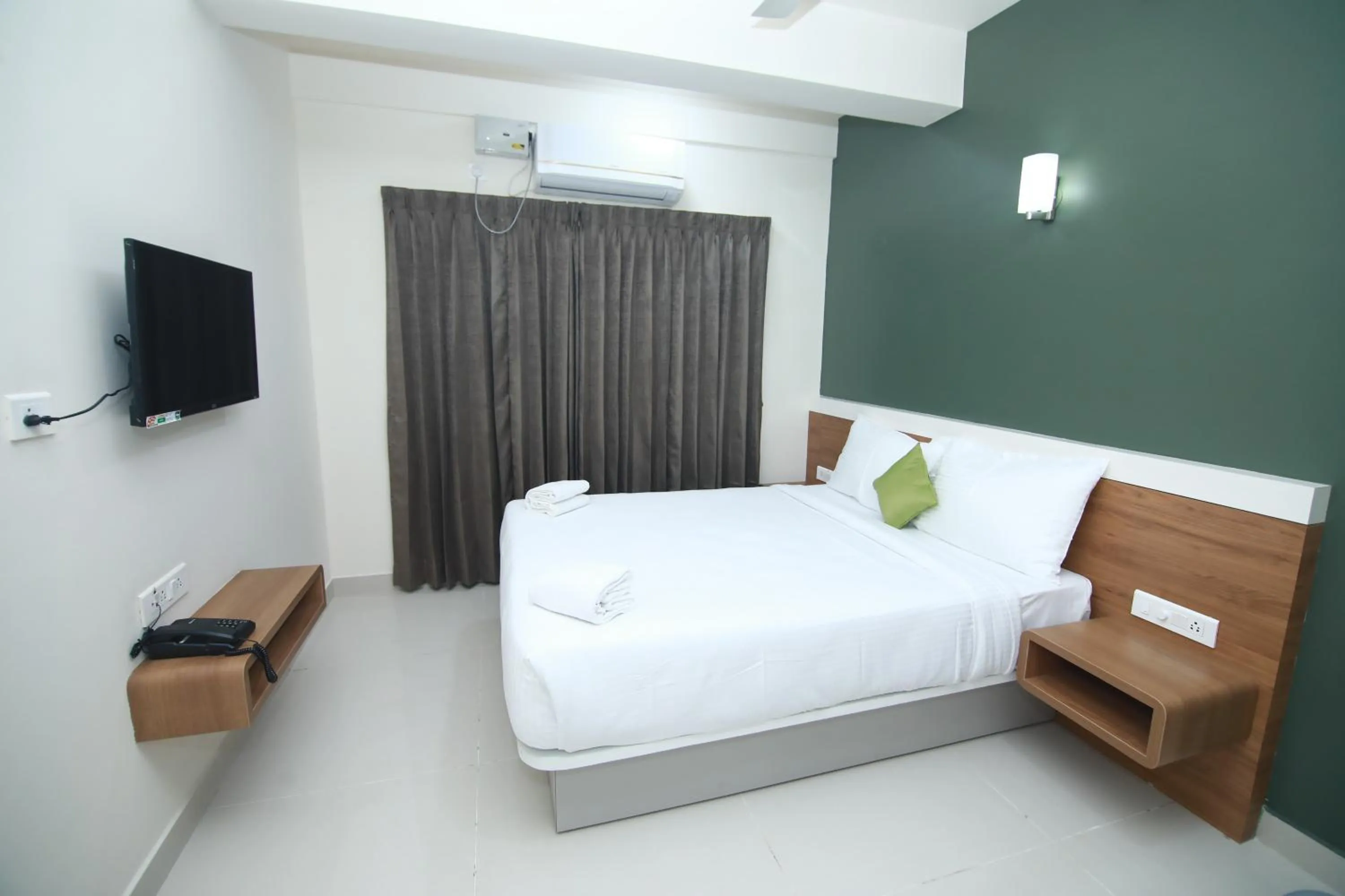 Bedroom, Bed in Hotel Royal Blooms