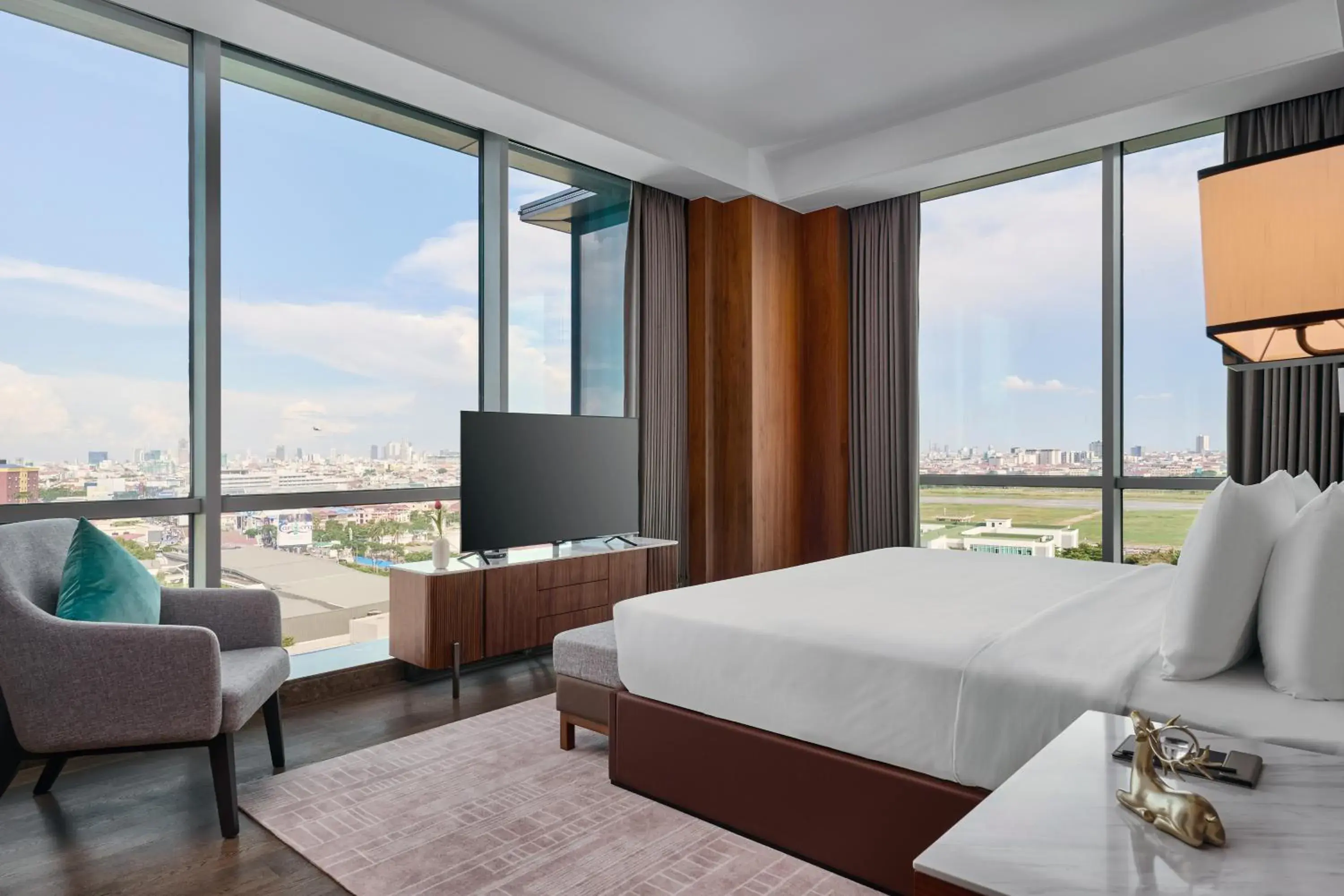 View (from property/room), Bed in Crowne Plaza Phnom Penh by IHG 金边皇冠假日酒店 Former VM Hotel View (from property/room), Bed in Crowne Plaza Phnom Penh by IHG 金边皇冠假日酒店 Former VM Hotel