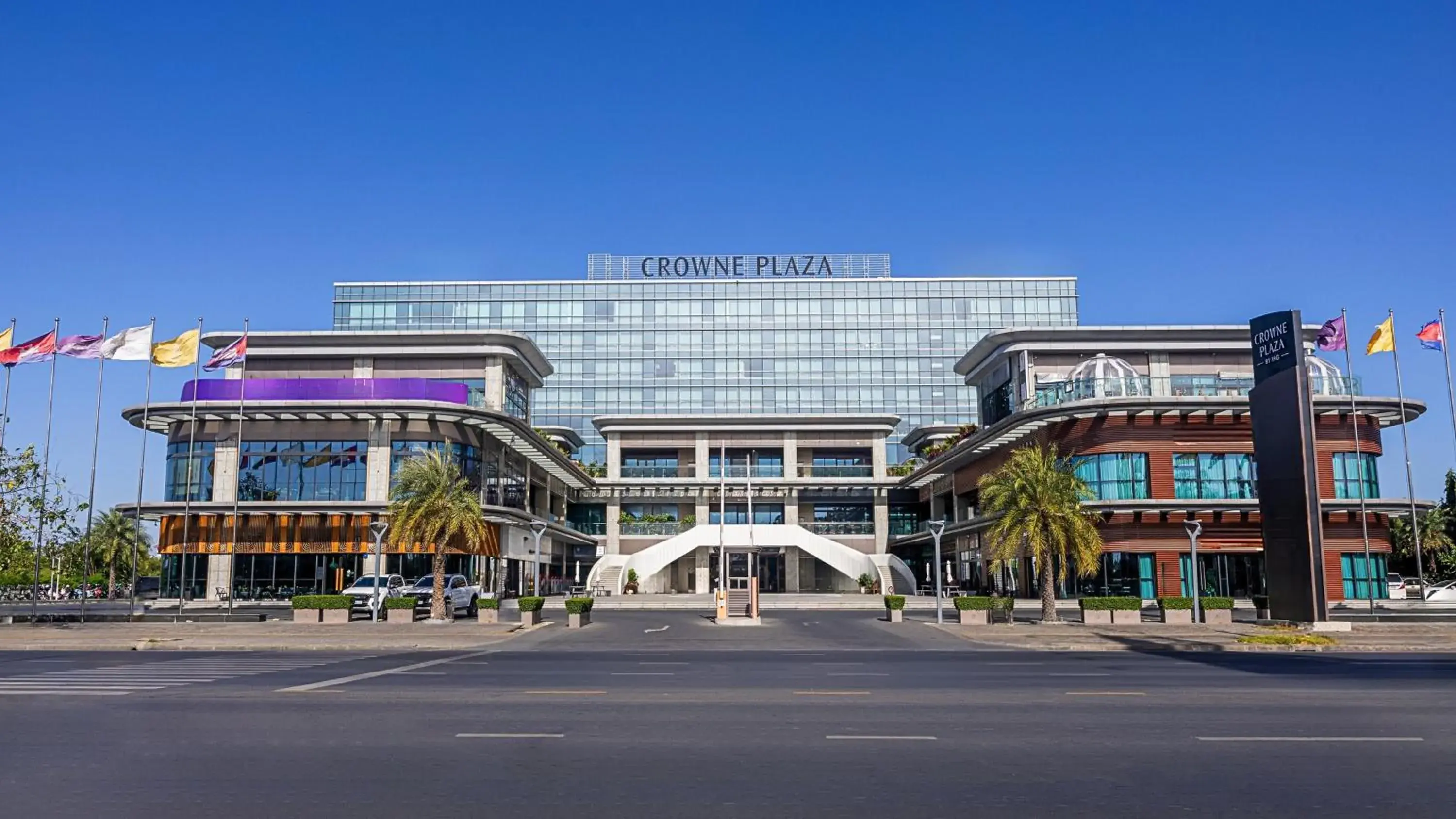 Property building in Crowne Plaza Phnom Penh by IHG 金边皇冠假日酒店 Former VM Hotel Property building in Crowne Plaza Phnom Penh by IHG 金边皇冠假日酒店 Former VM Hotel