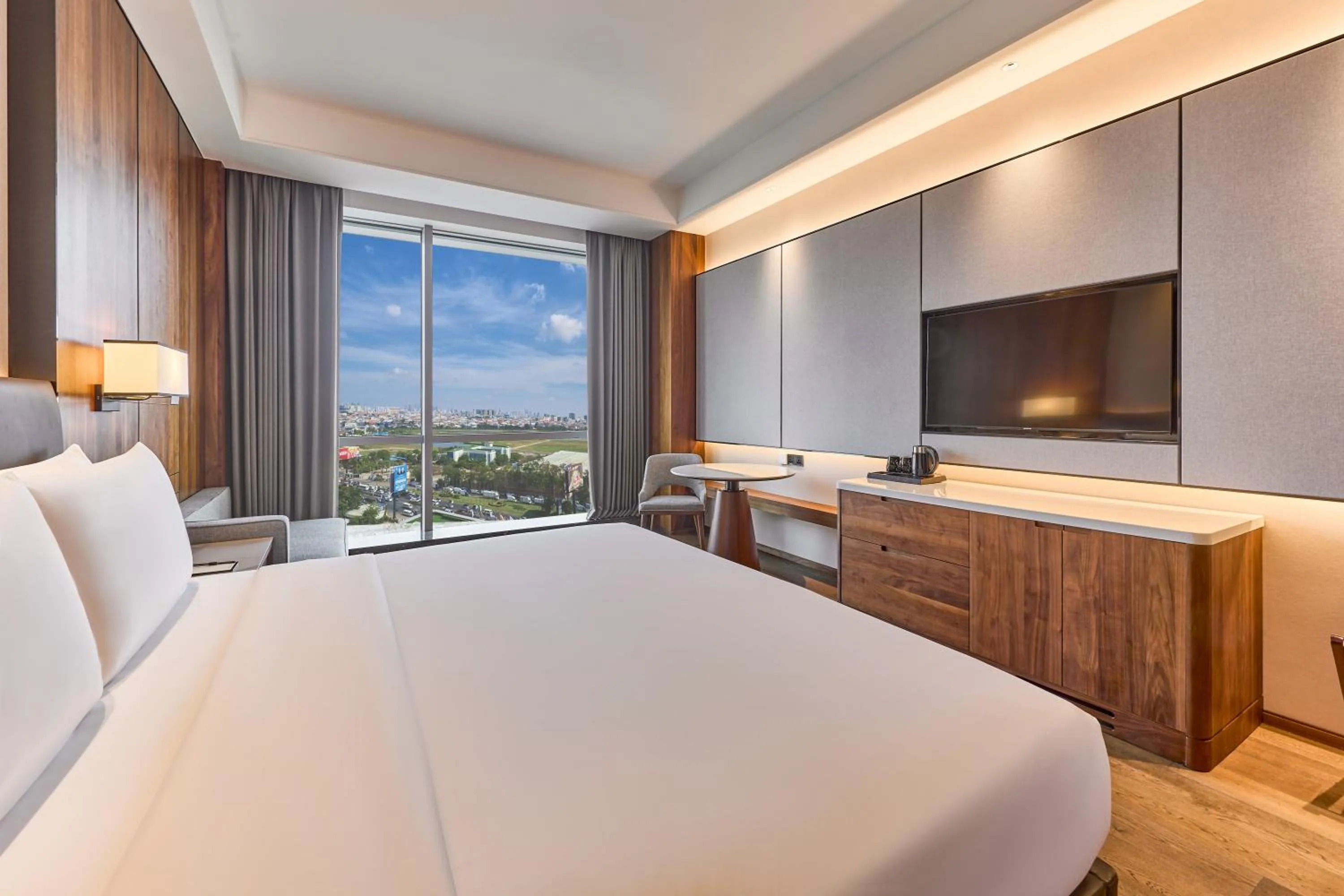 Bed in Crowne Plaza Phnom Penh by IHG 金边皇冠假日酒店 Former VM Hotel