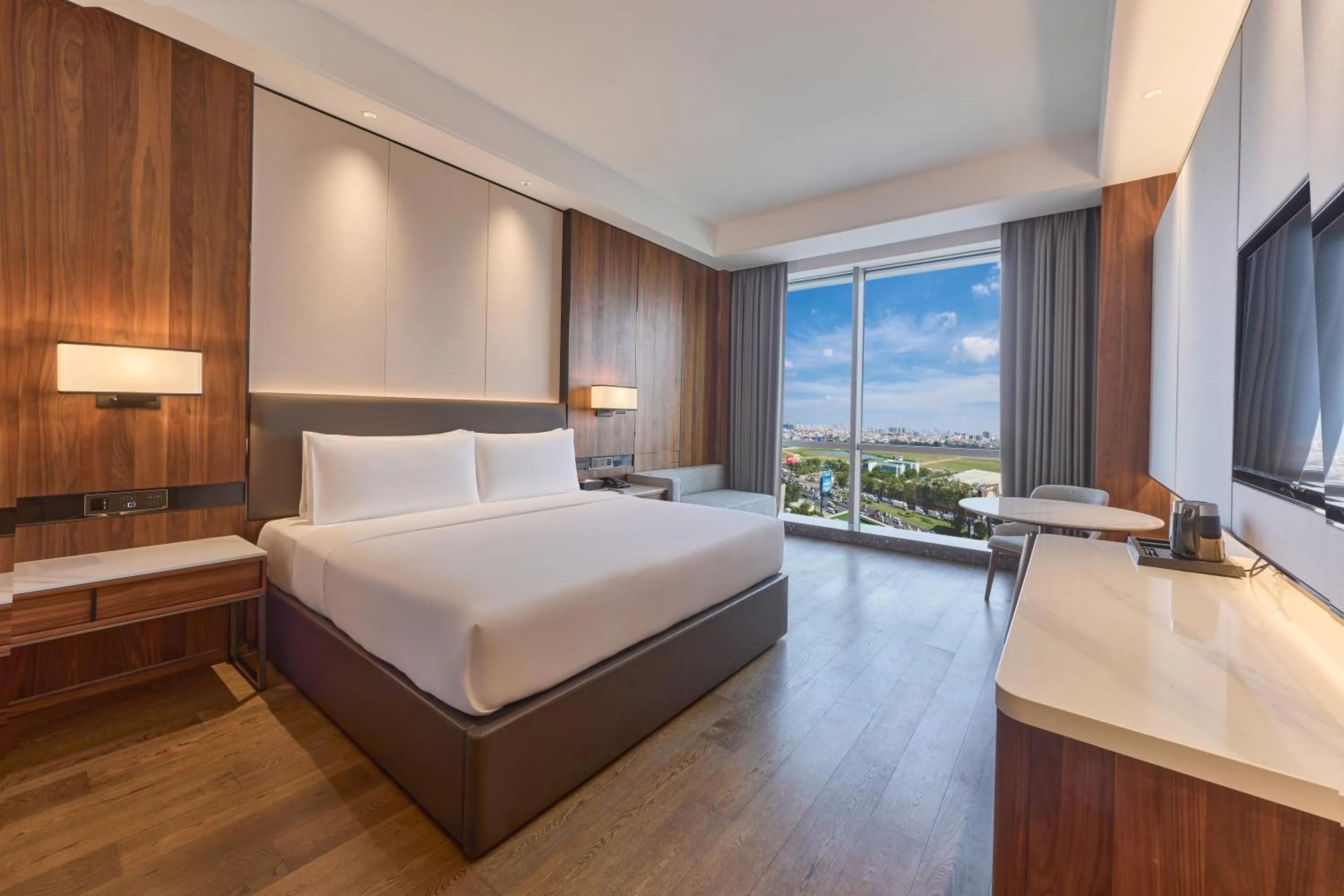Bedroom, Bed in Crowne Plaza Phnom Penh by IHG 金边皇冠假日酒店 Former VM Hotel