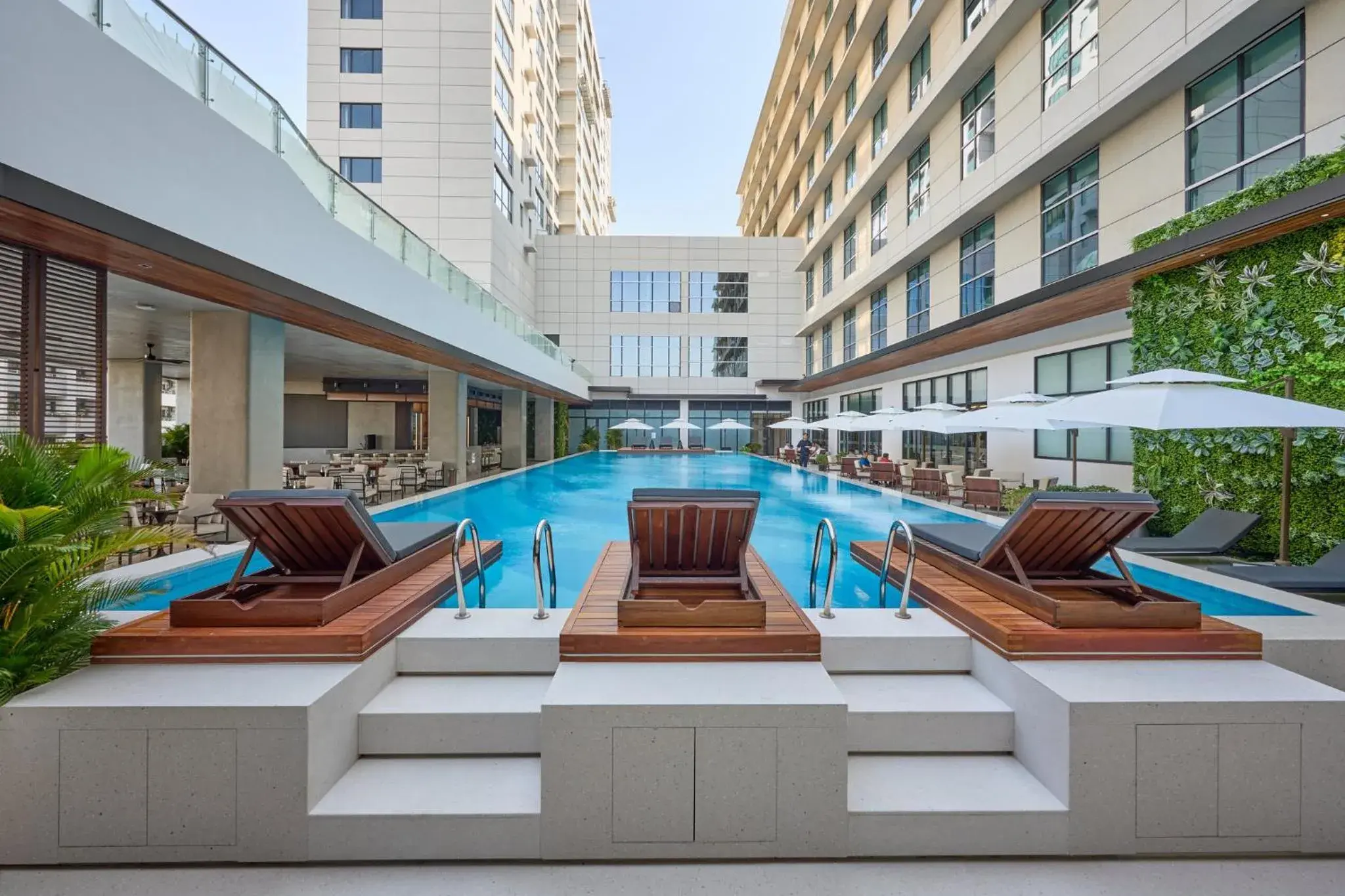 Swimming pool in Crowne Plaza Phnom Penh by IHG 金边皇冠假日酒店 Former VM Hotel Swimming pool in Crowne Plaza Phnom Penh by IHG 金边皇冠假日酒店 Former VM Hotel