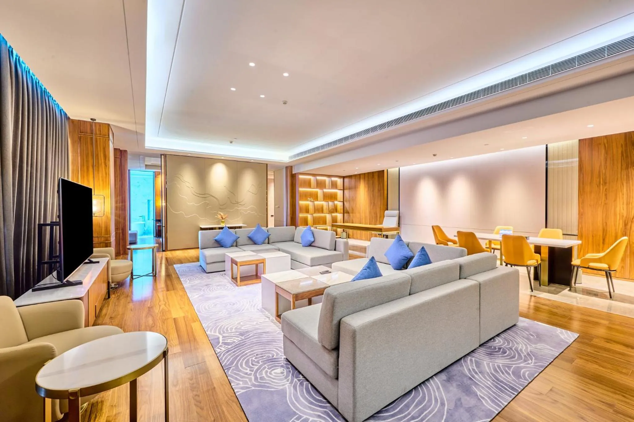 Photo of the whole room in Crowne Plaza Phnom Penh by IHG 金边皇冠假日酒店 Former VM Hotel