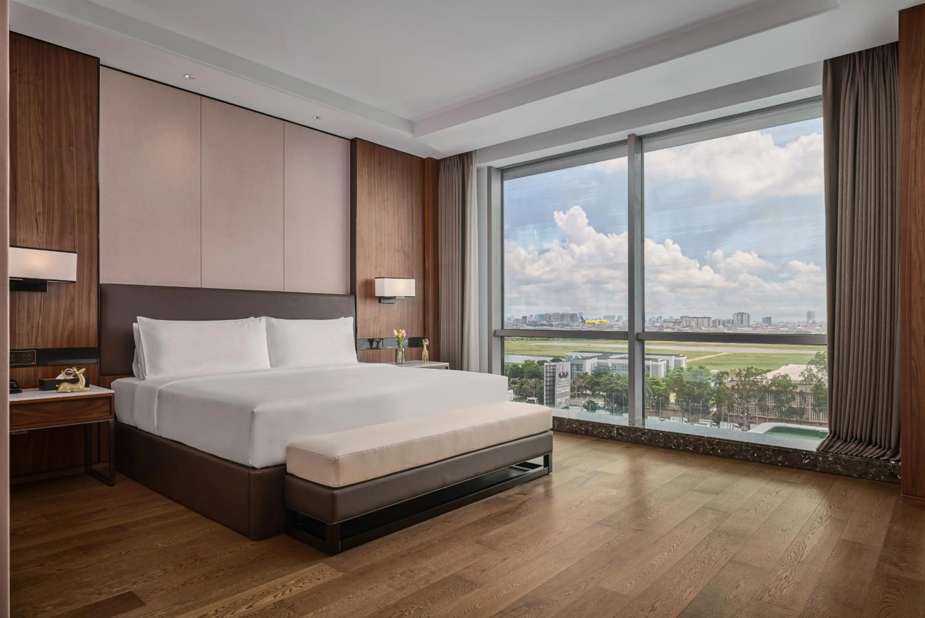 Bedroom, Bed in Crowne Plaza Phnom Penh by IHG 金边皇冠假日酒店 Former VM Hotel
