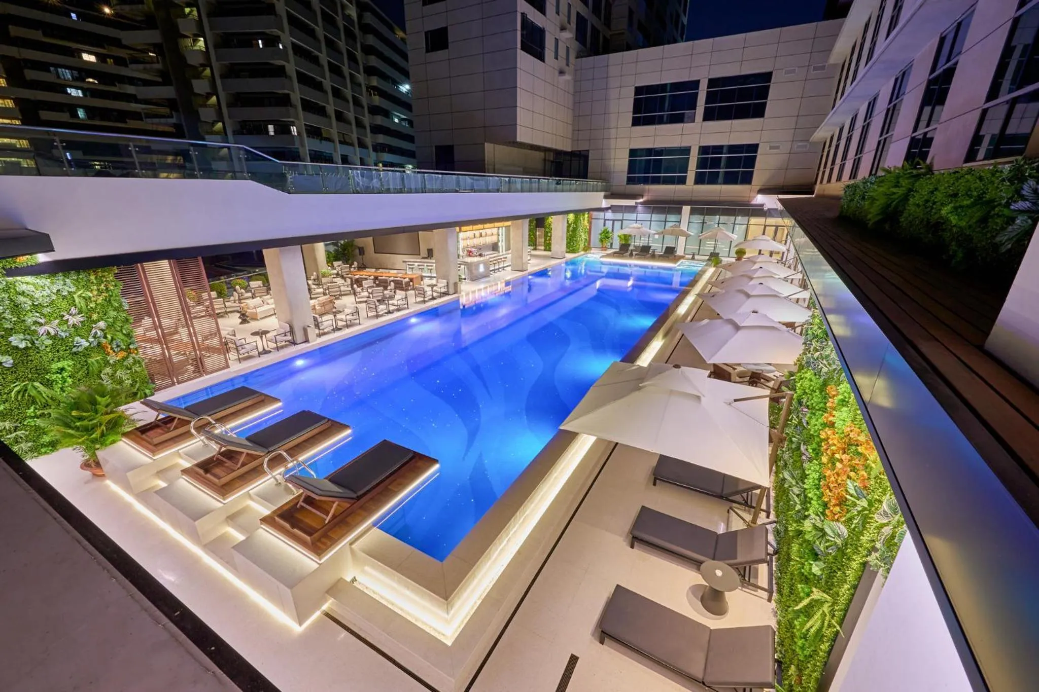 Swimming pool in Crowne Plaza Phnom Penh by IHG 金边皇冠假日酒店 Former VM Hotel