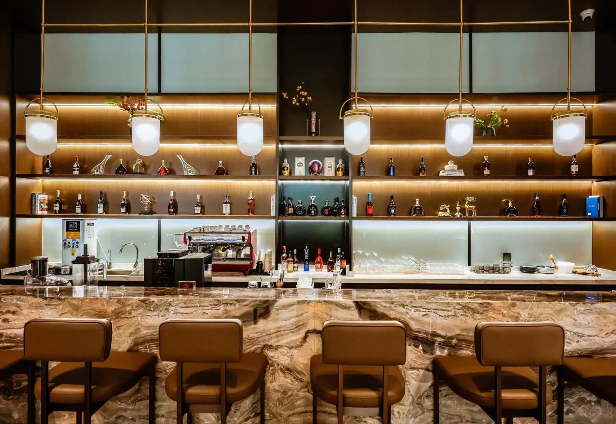 Lounge or bar in Crowne Plaza Phnom Penh by IHG 金边皇冠假日酒店 Former VM Hotel Lounge or bar in Crowne Plaza Phnom Penh by IHG 金边皇冠假日酒店 Former VM Hotel