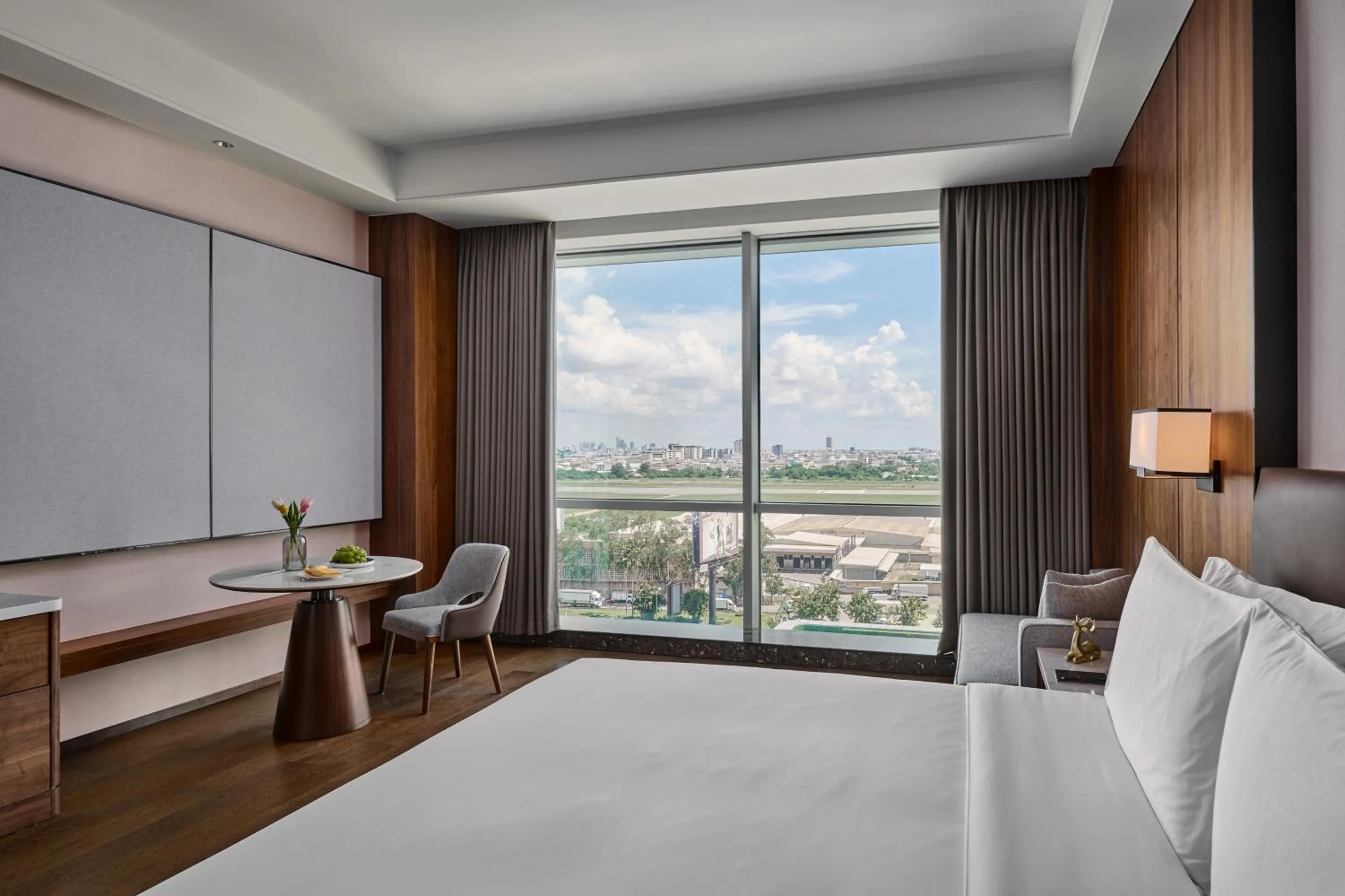 Bed in Crowne Plaza Phnom Penh by IHG 金边皇冠假日酒店 Former VM Hotel