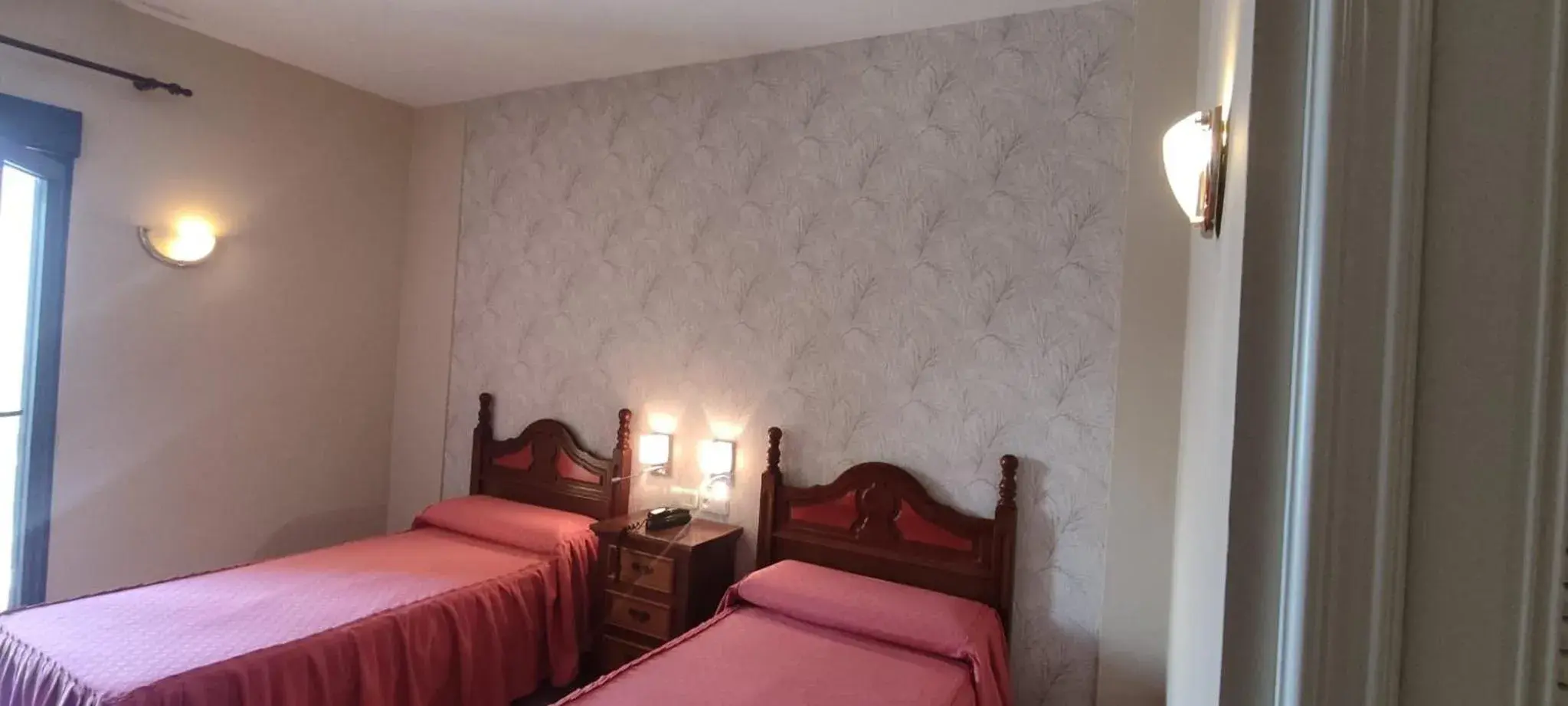 Twin Room in Hotel El Doncel Twin Room in Hotel El Doncel