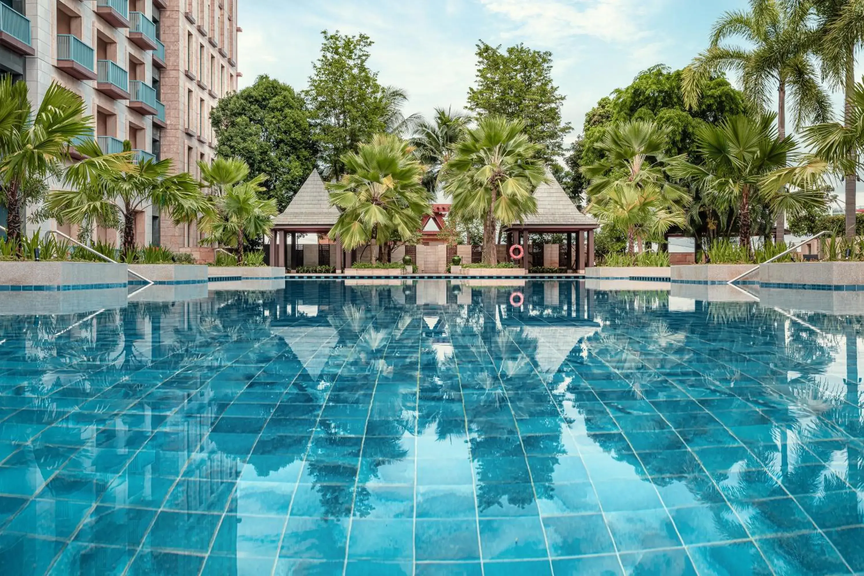 Swimming pool in Resorts World Sentosa - Hotel Ora Swimming pool in Resorts World Sentosa - Hotel Ora