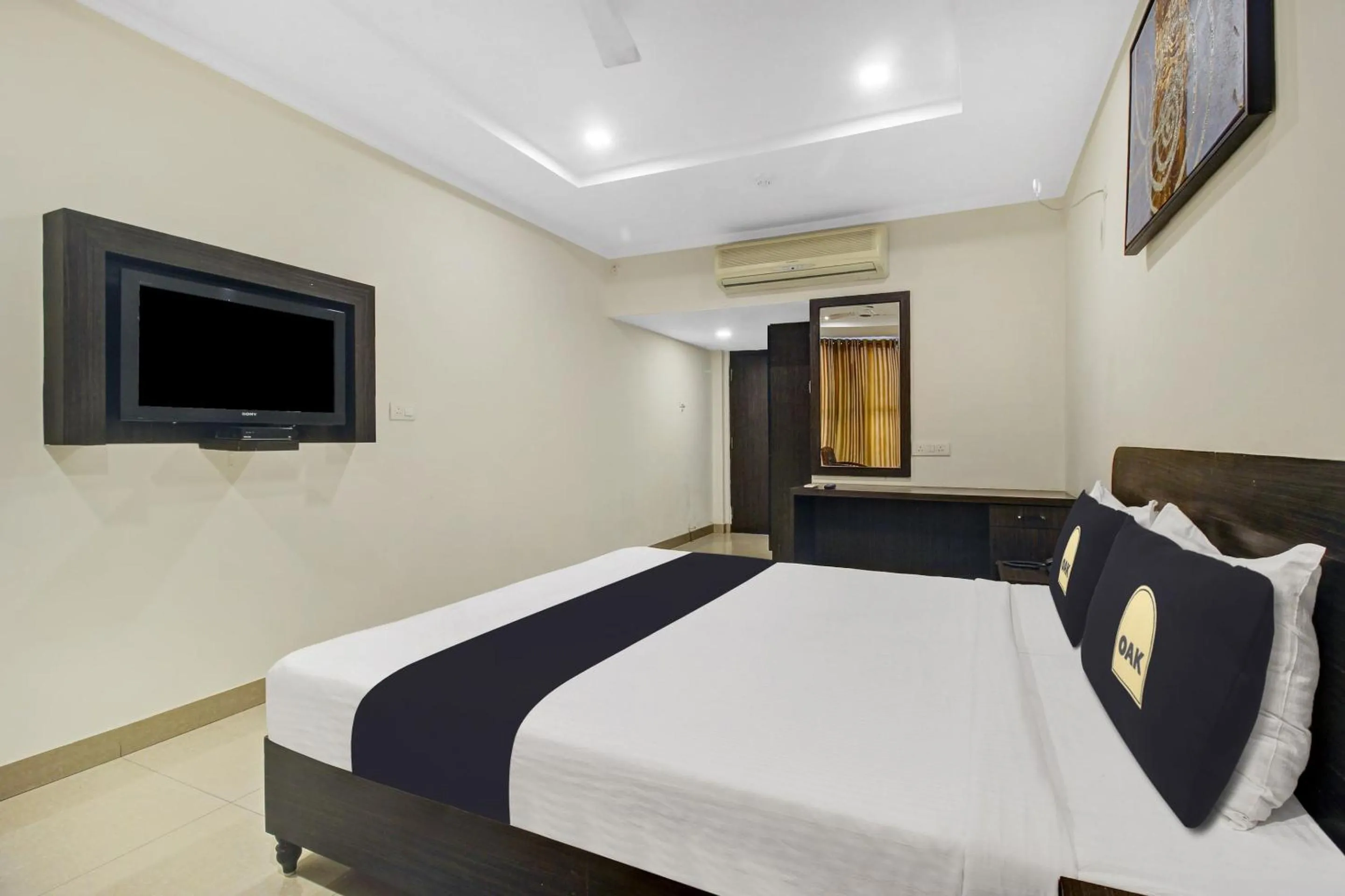 Bedroom, Bed in Super Townhouse Oak LB Nagar Ramoji