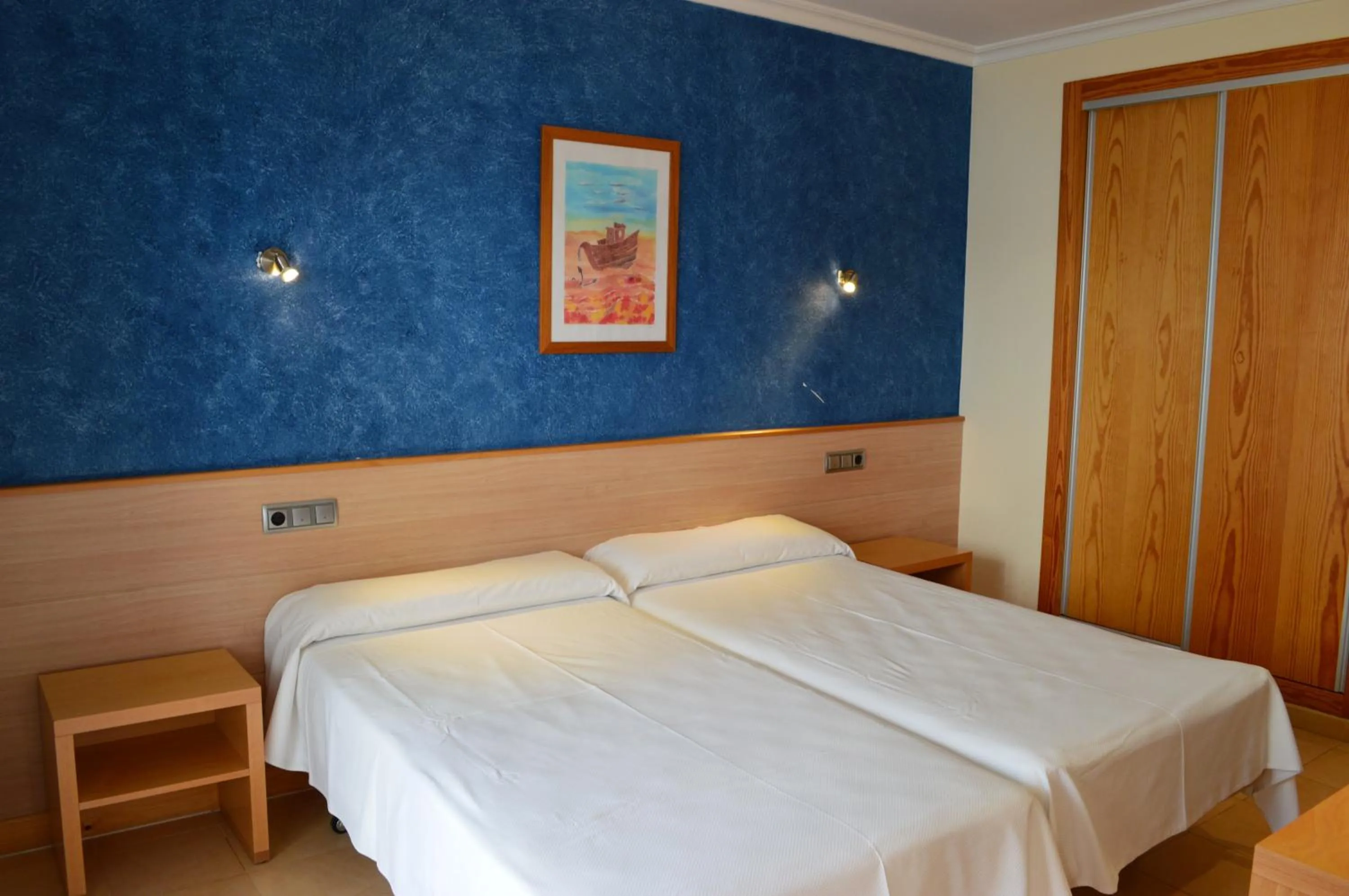 Photo of the whole room, Bed in Hotel Punta del Cantal