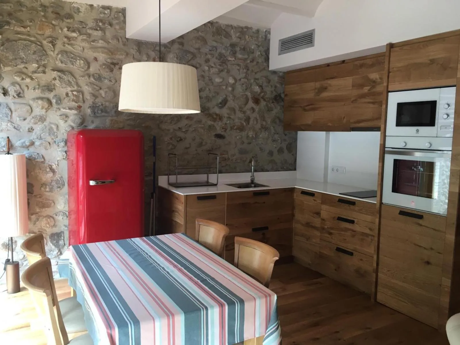Kitchen or kitchenette, Bed in Hotel Els Caçadors de Ribes