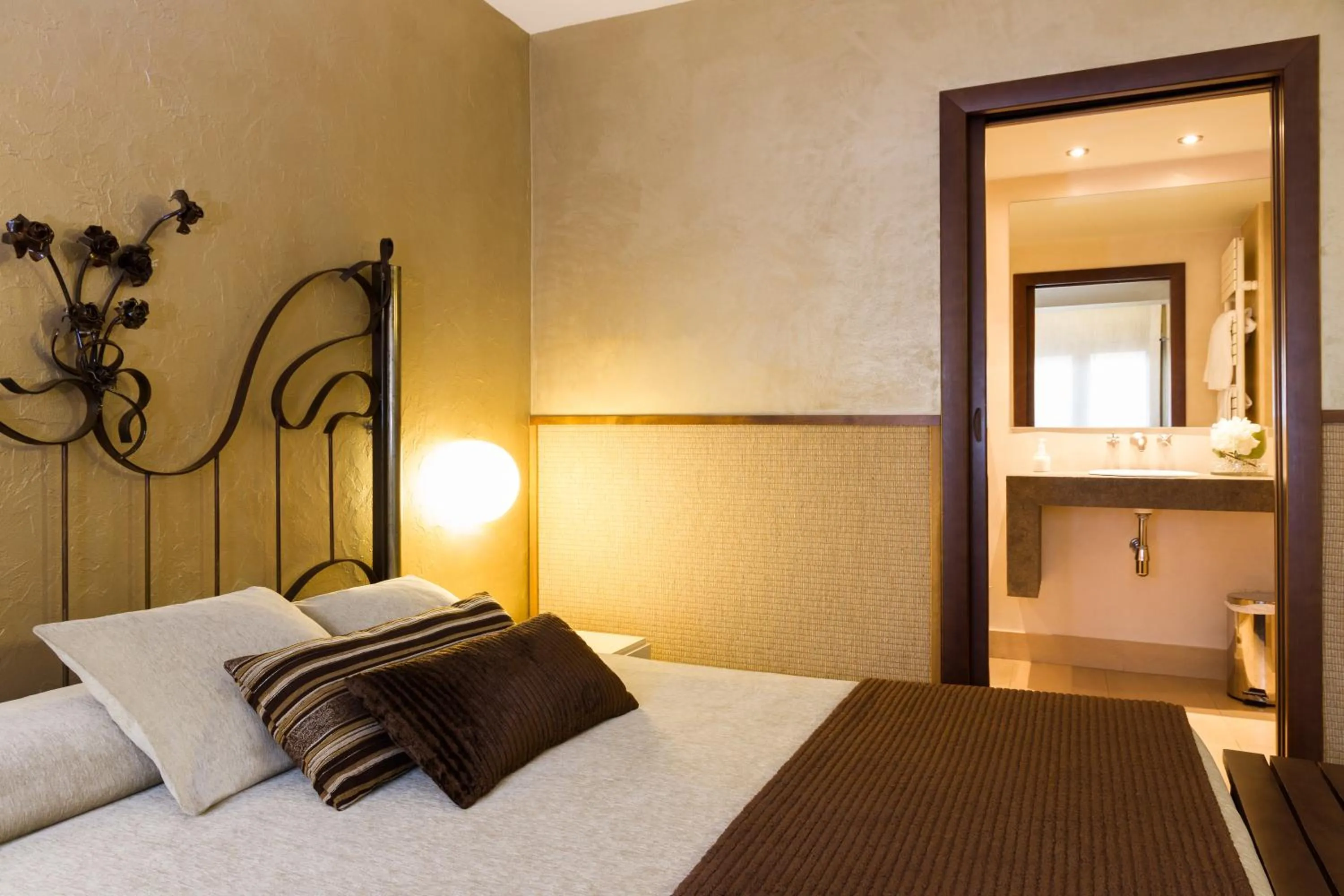Bedroom, Bed in Hotel Els Caçadors de Ribes