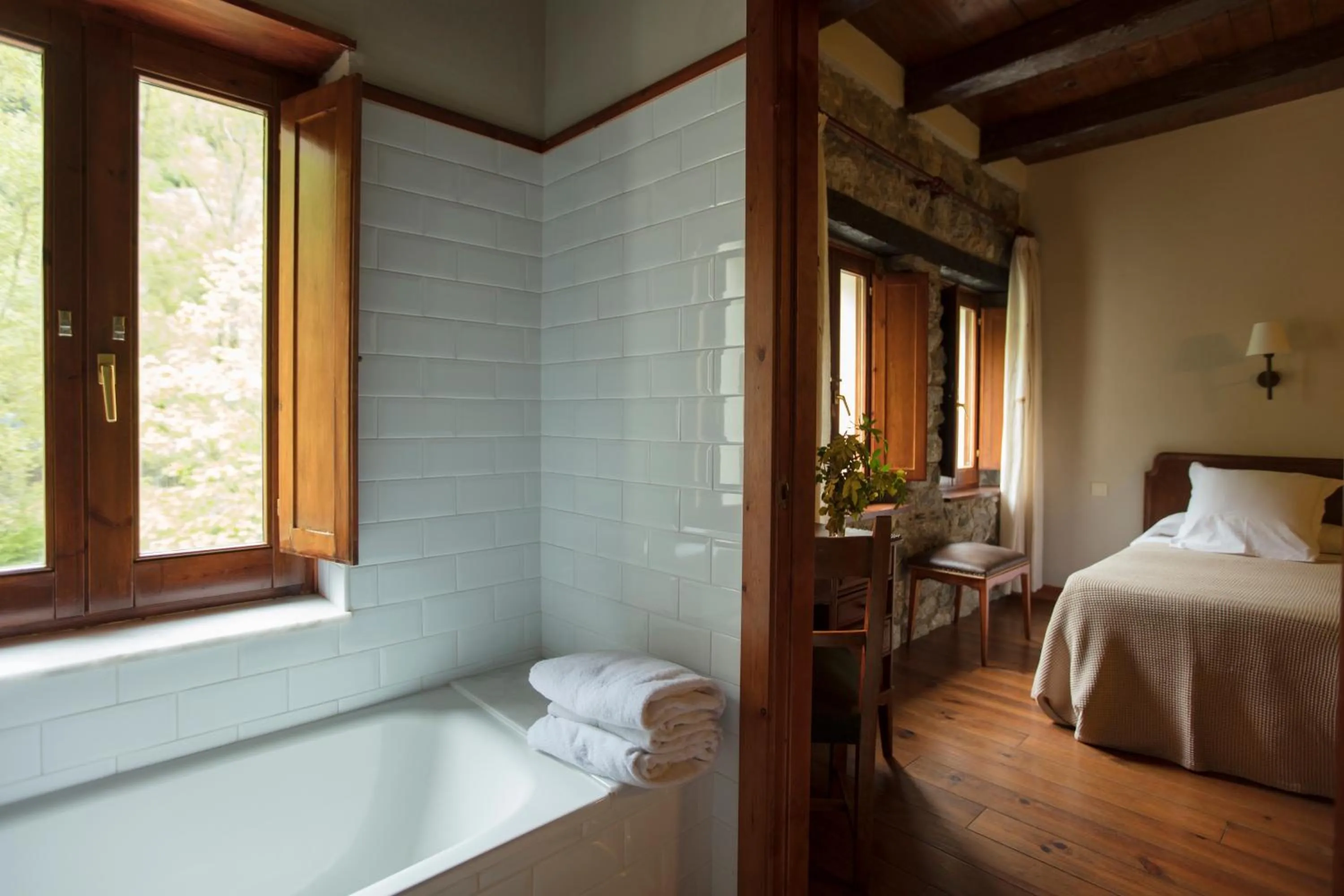 Bathroom, Bed in Hotel Caldas