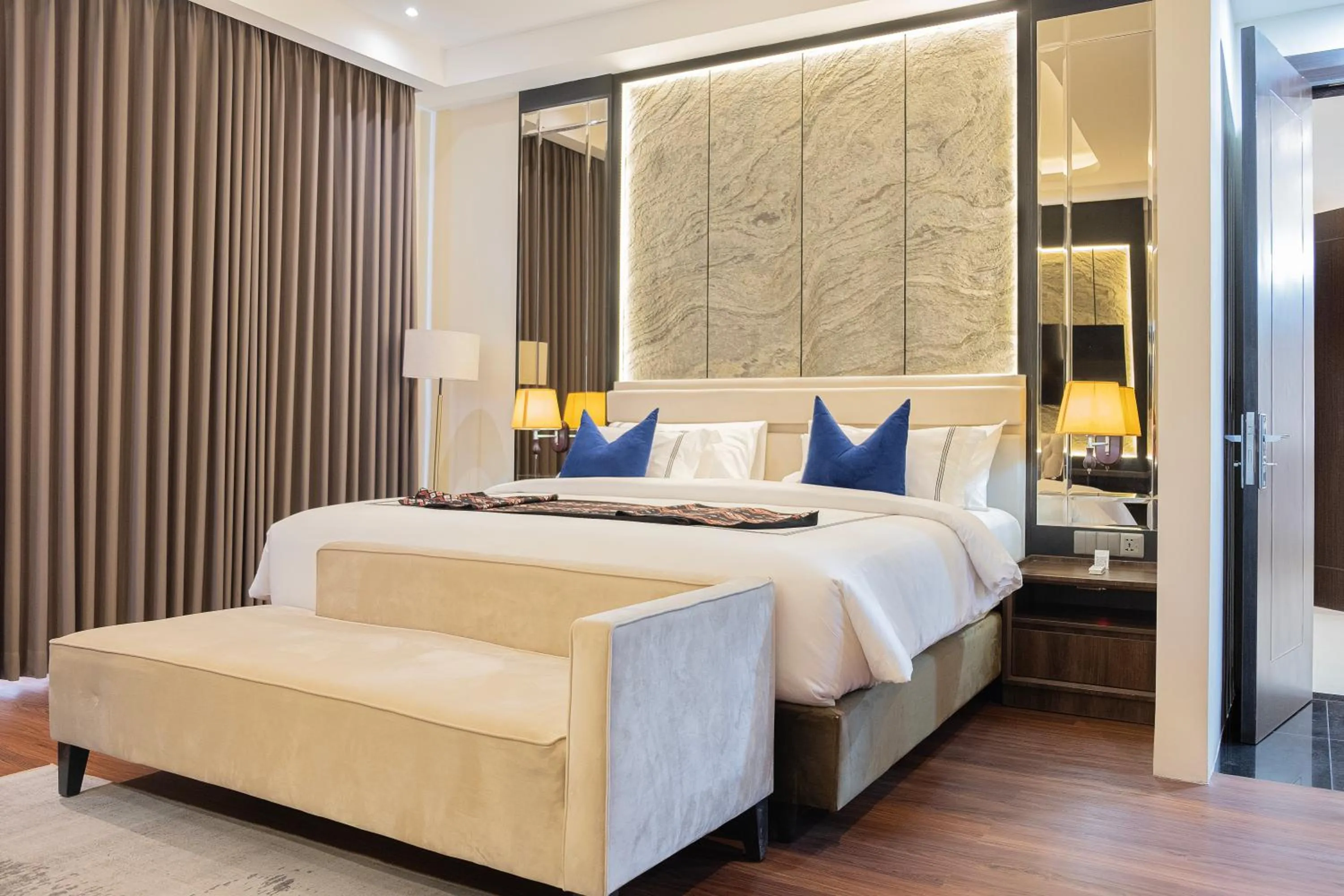 Bed in BEST WORLD KINDAI HOTEL