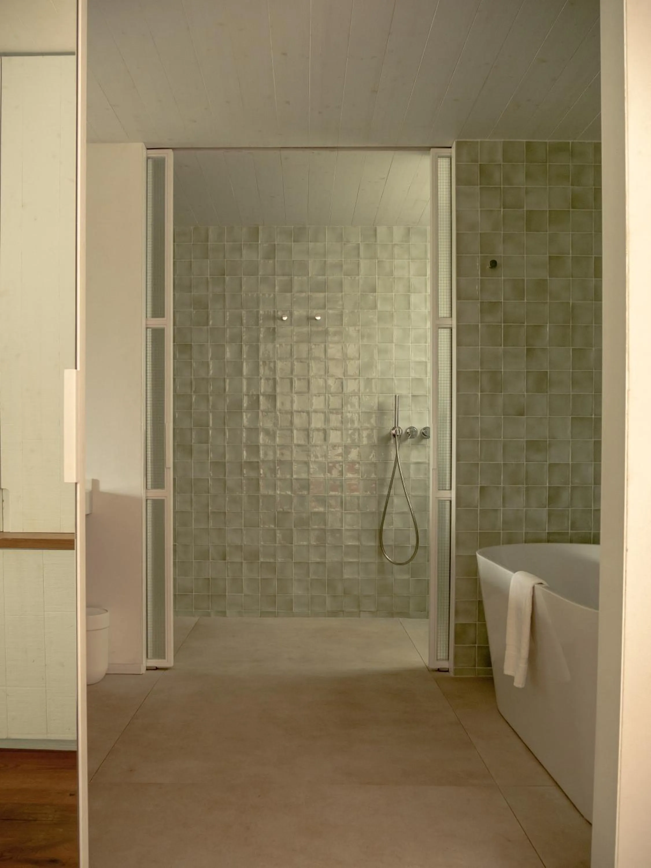 Toilet in Hostal Empúries