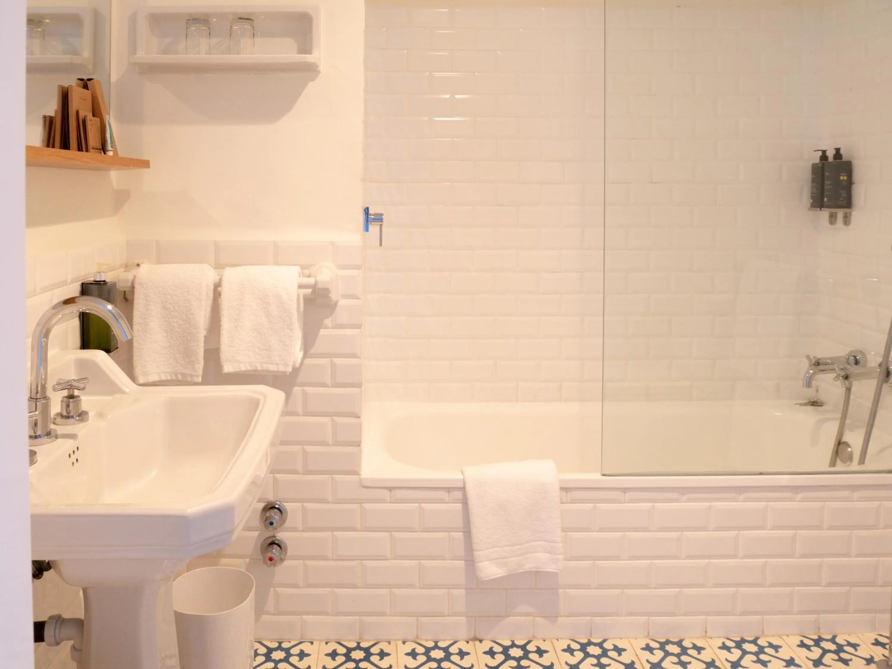 Bathroom in Hostal Empúries