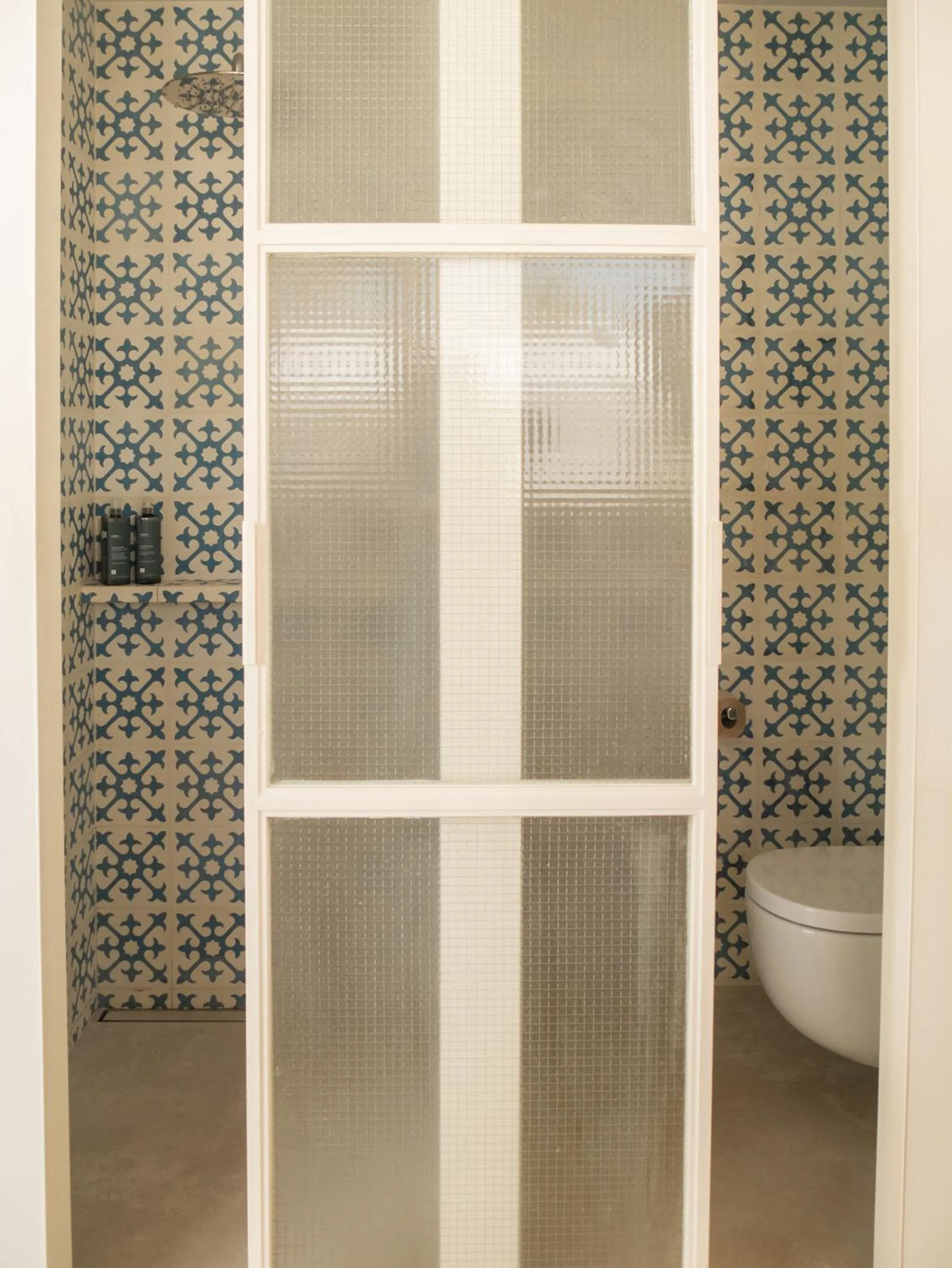 Toilet in Hostal Empúries