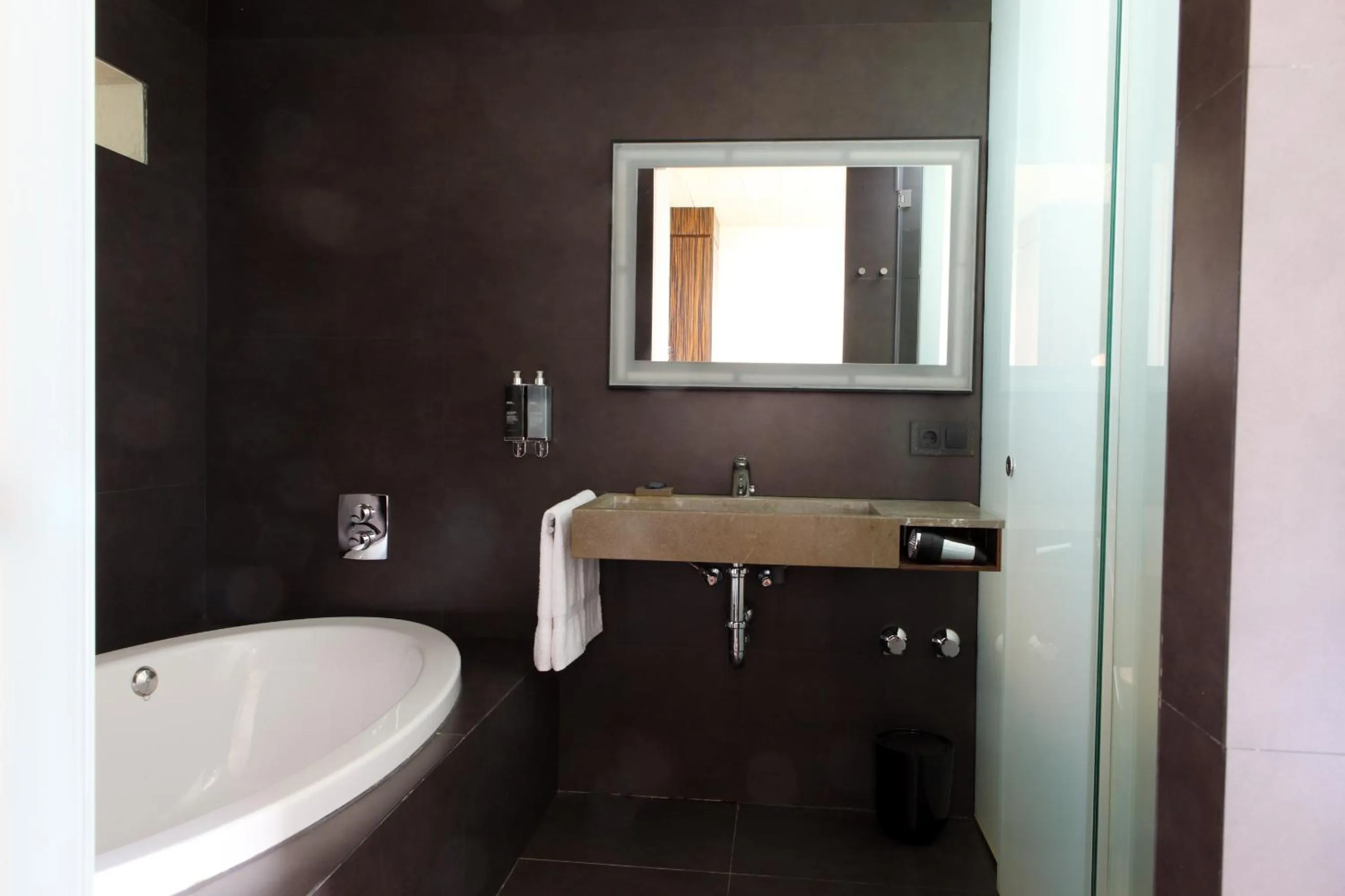 Photo of the whole room in Hostal Empúries