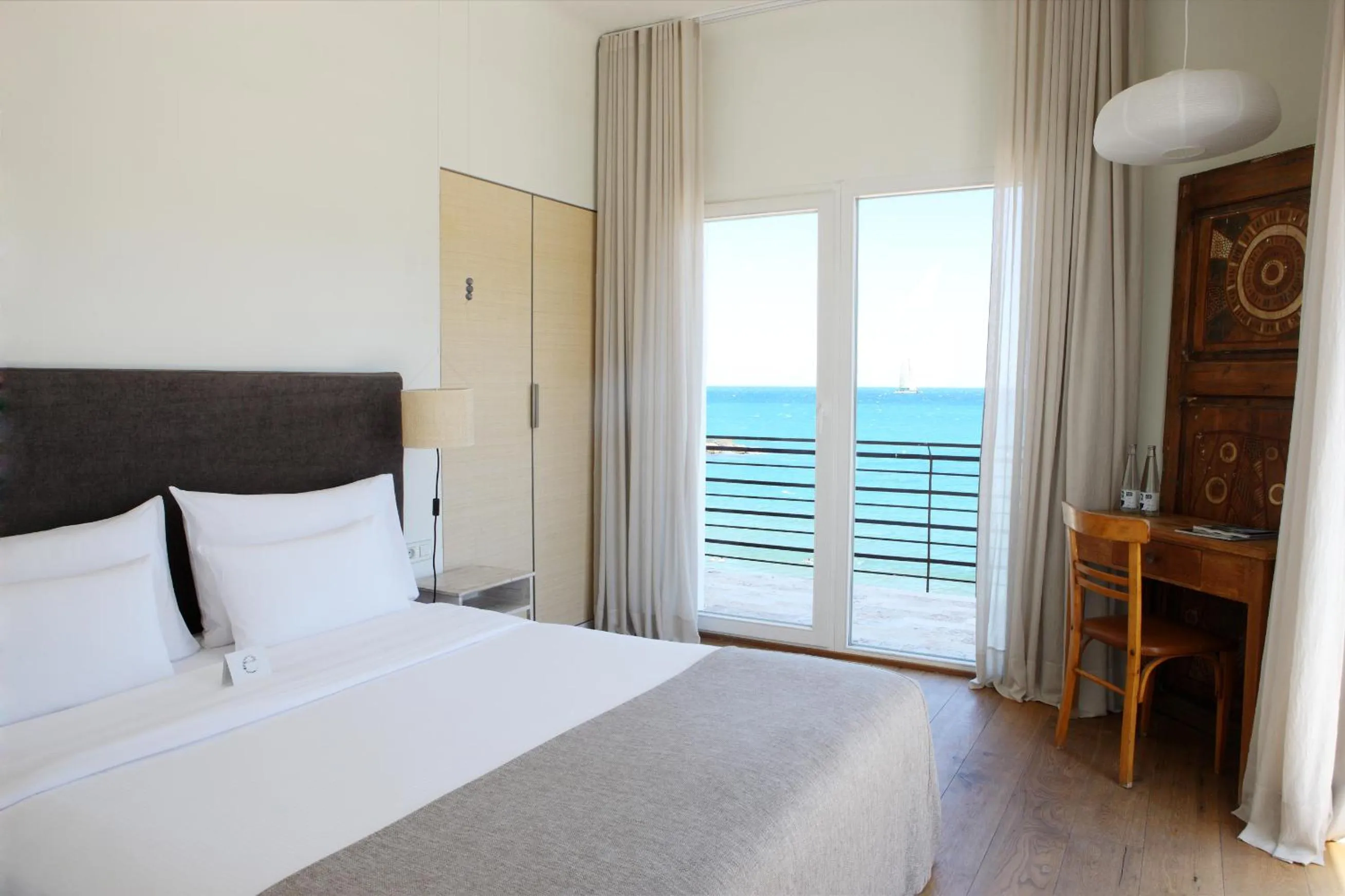 Bedroom, Bed in Hostal Empúries