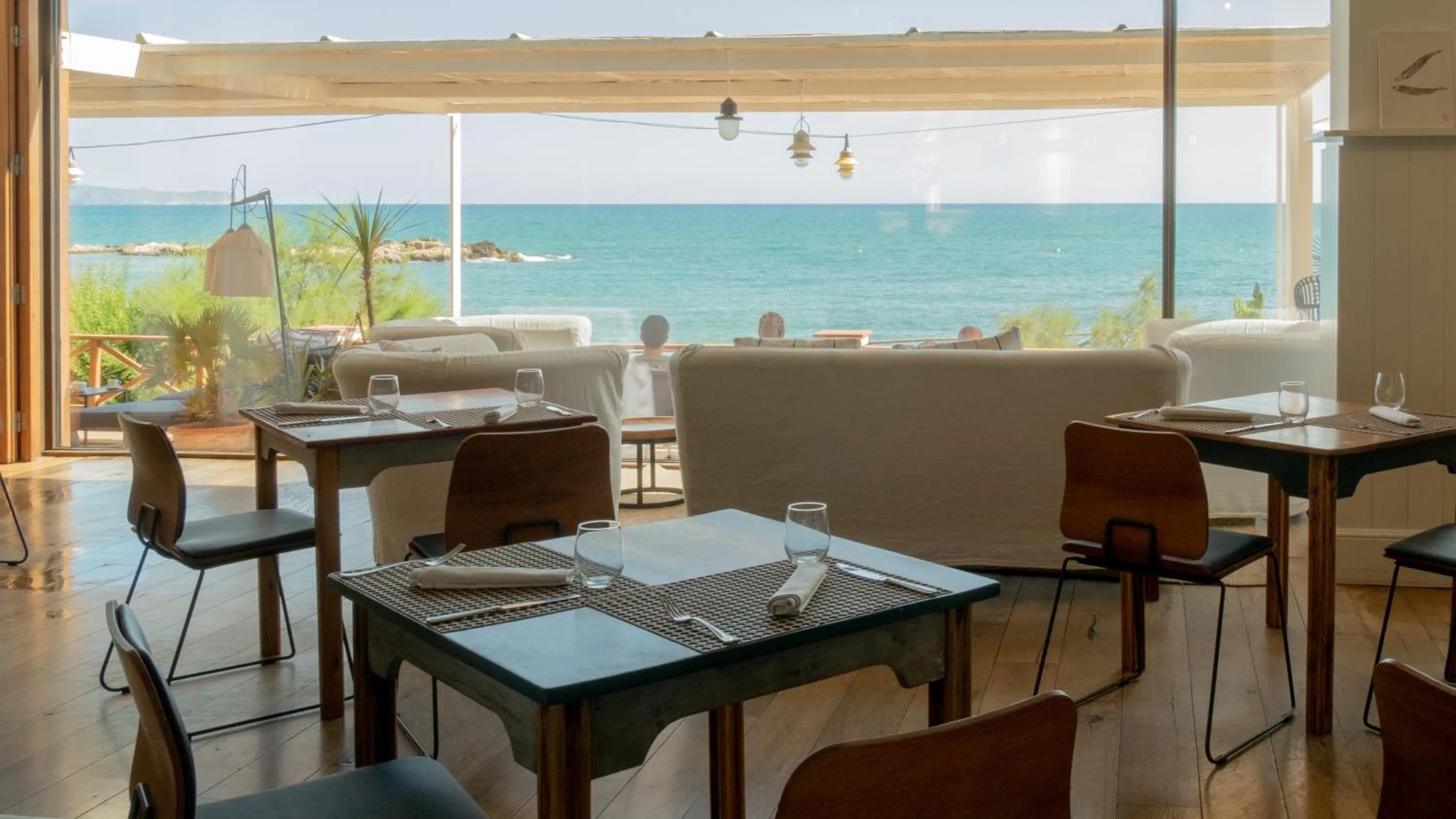 Restaurant/places to eat in Hostal Empúries