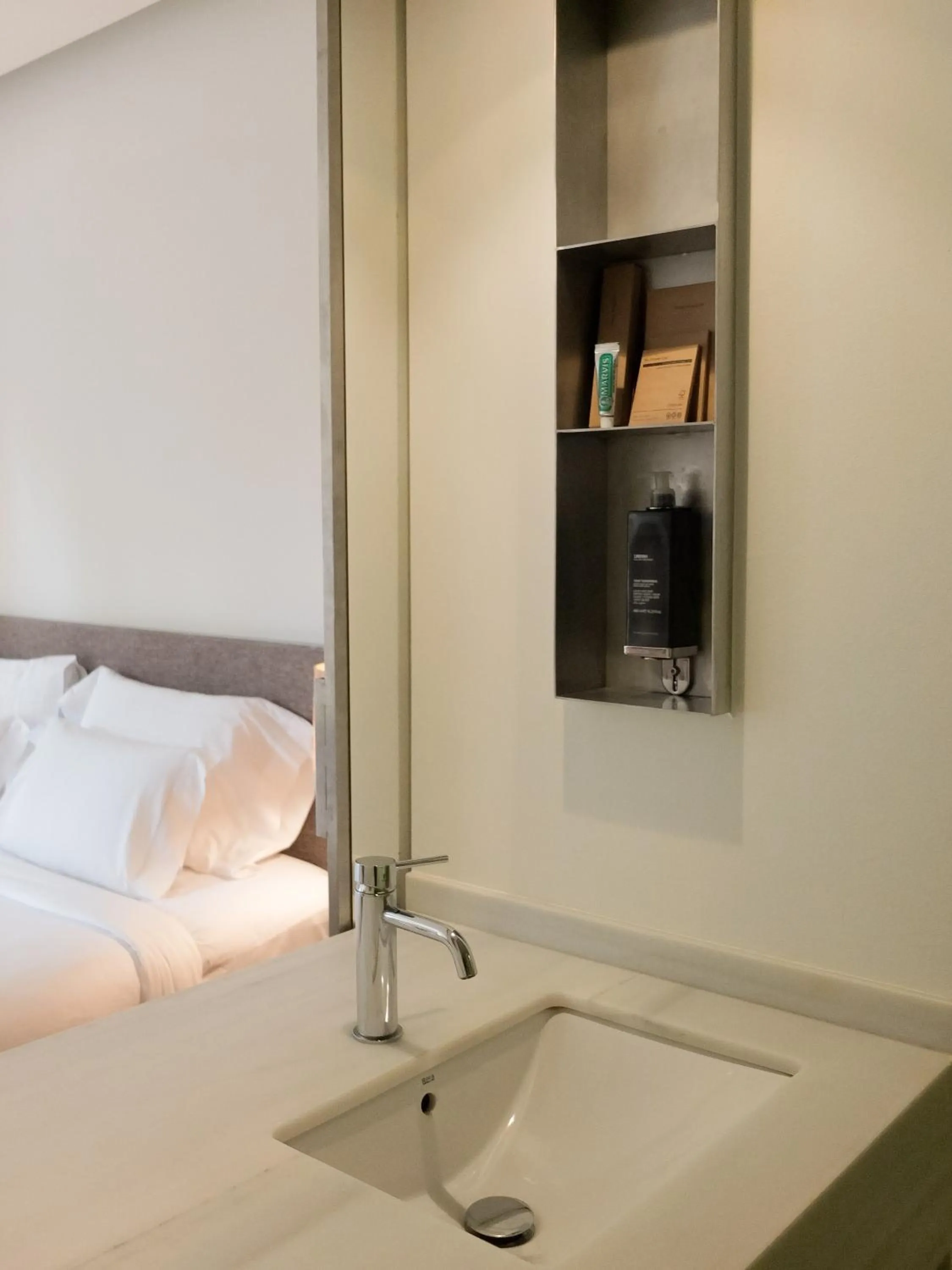 Bathroom, Bed in Hostal Empúries