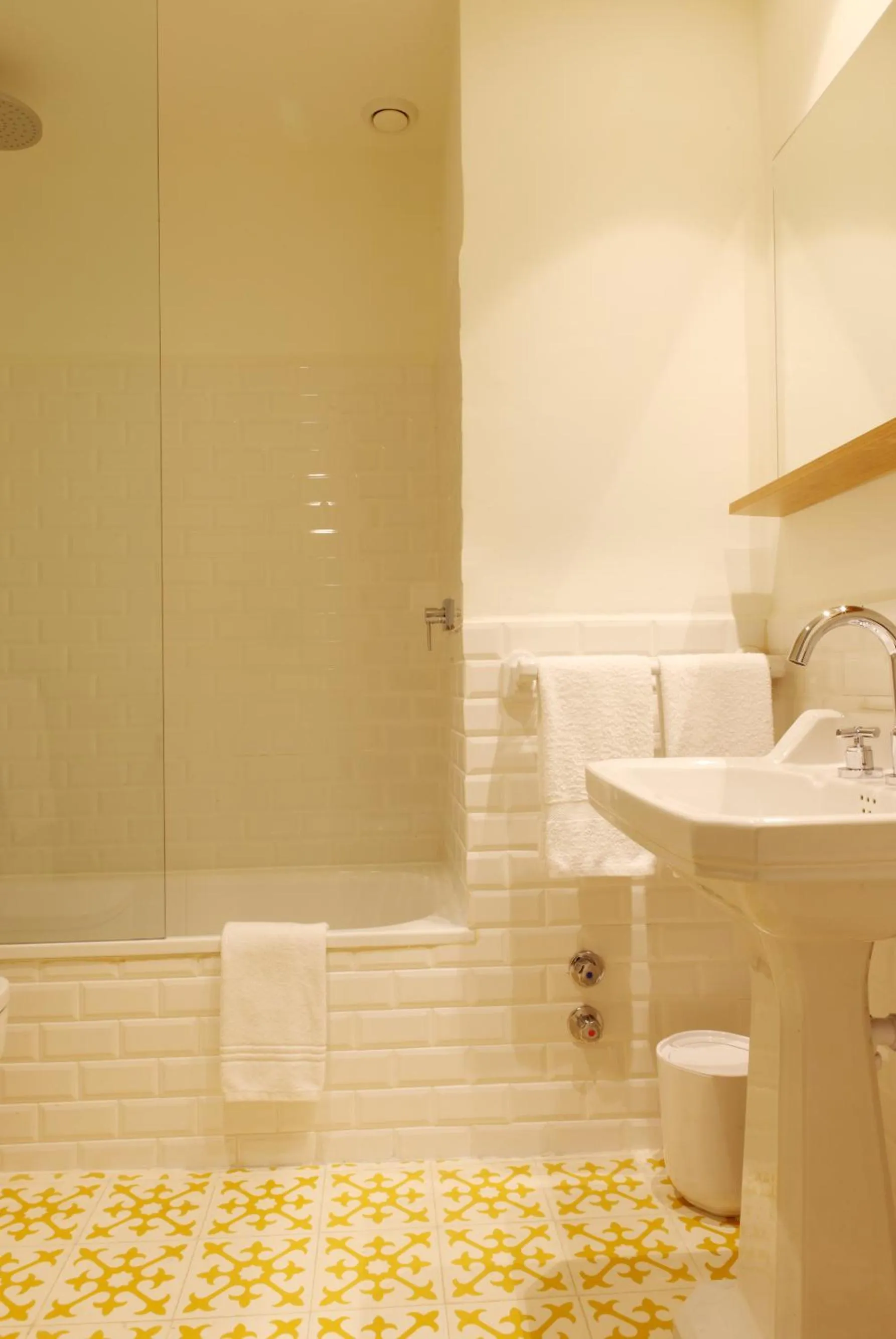 Photo of the whole room in Hostal Empúries