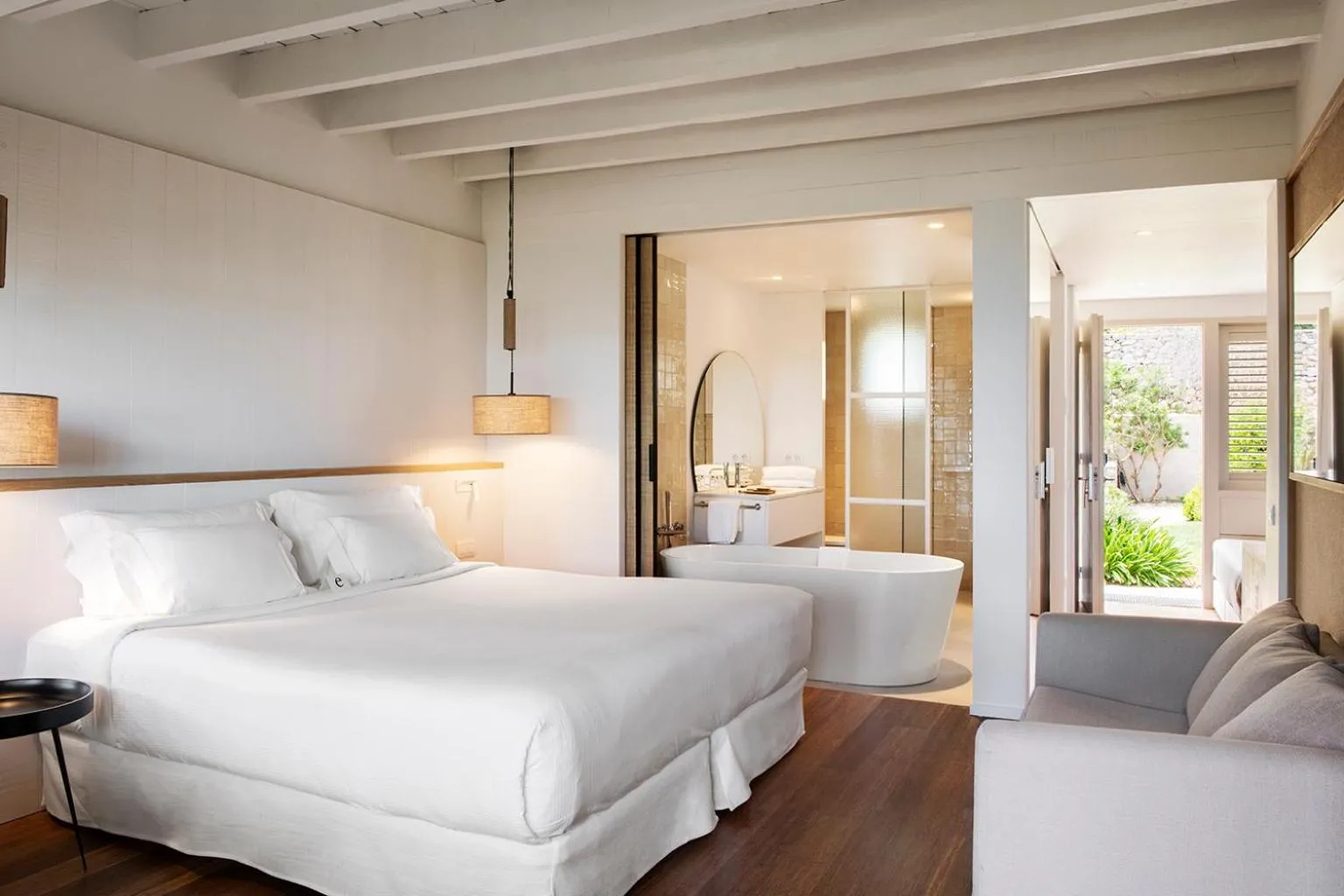 Photo of the whole room, Bed in Hostal Empúries