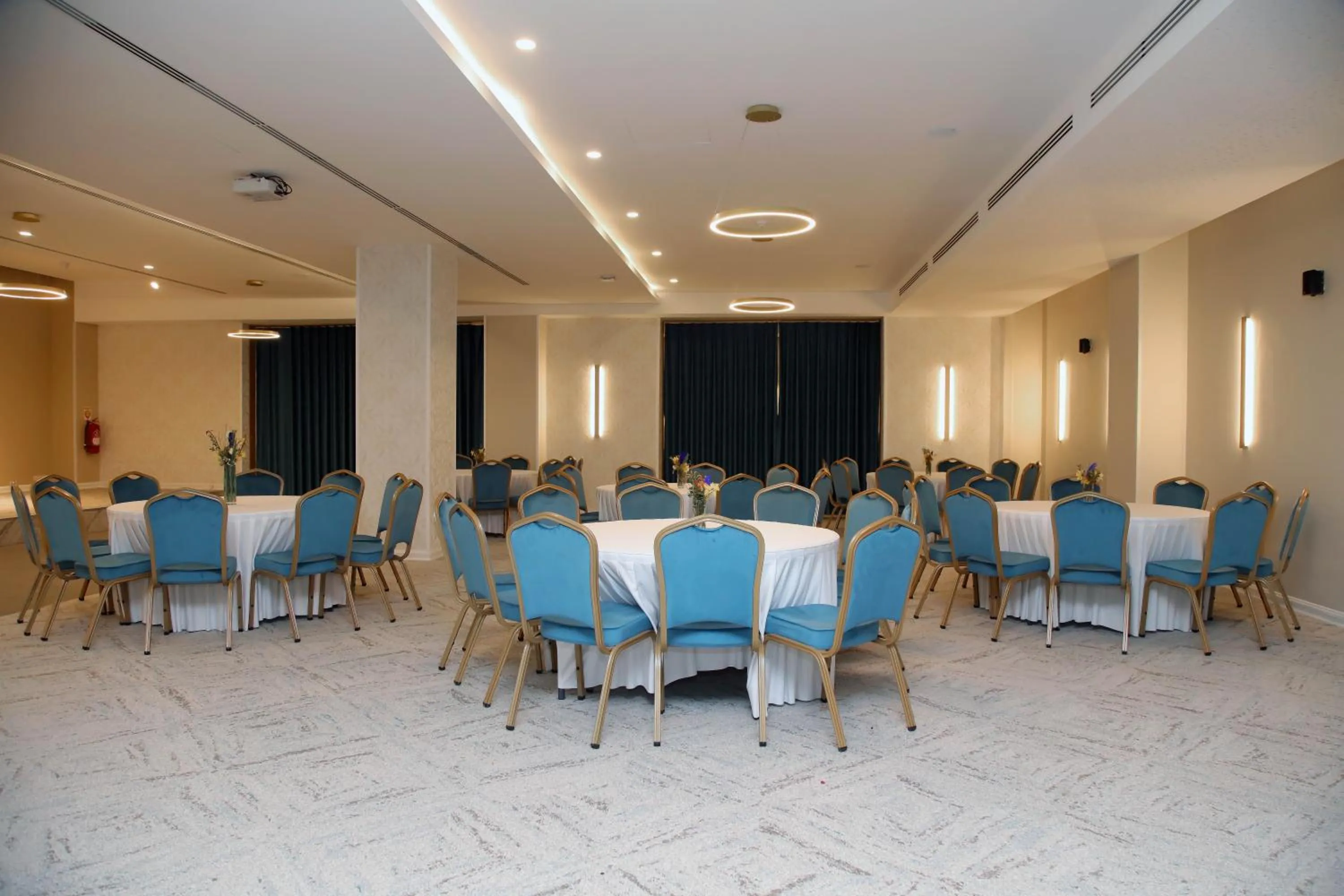 Business facilities in Golden Tulip Opera Alger