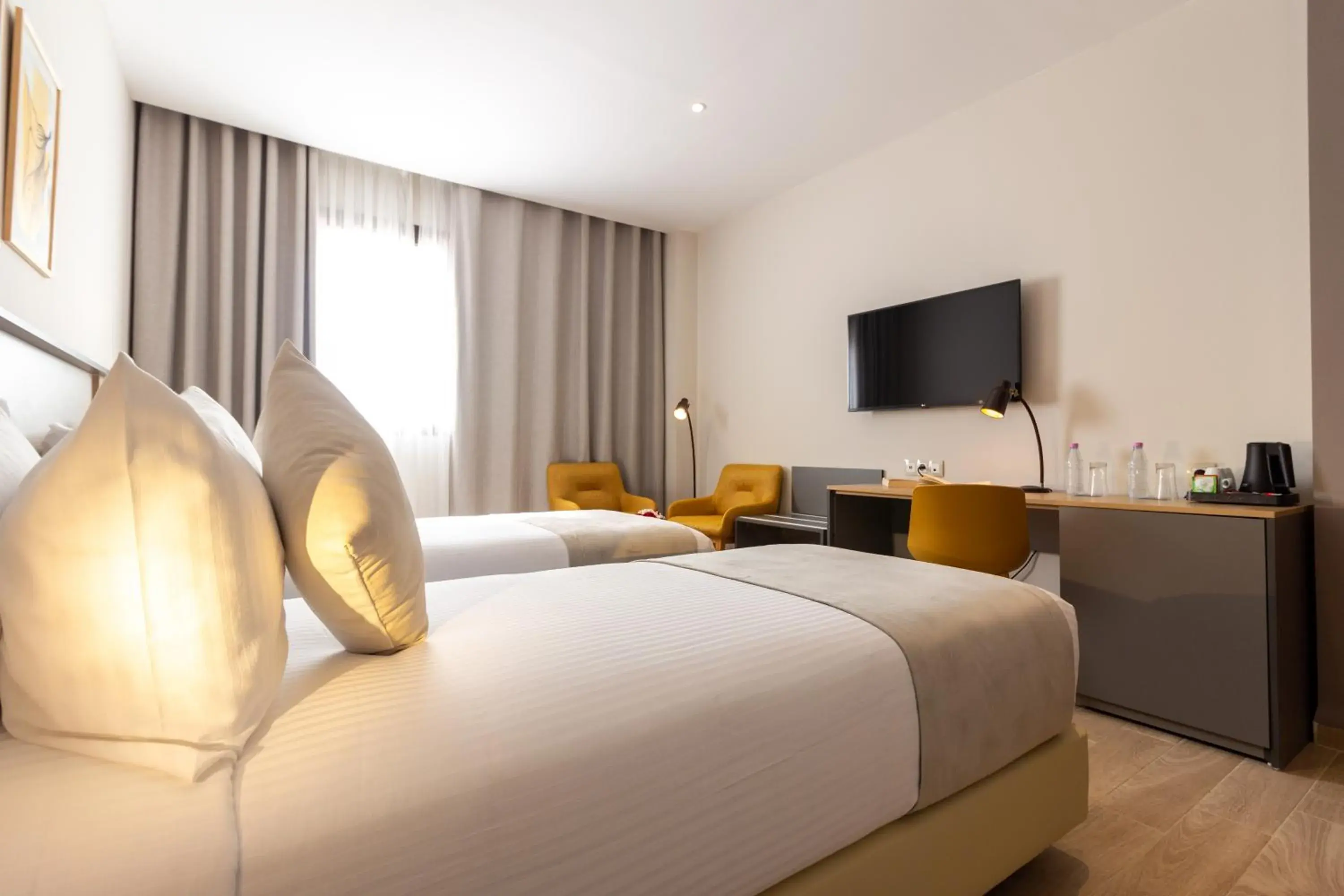 Communal lounge/ TV room, Bed in Golden Tulip Opera Alger Communal lounge/ TV room, Bed in Golden Tulip Opera Alger