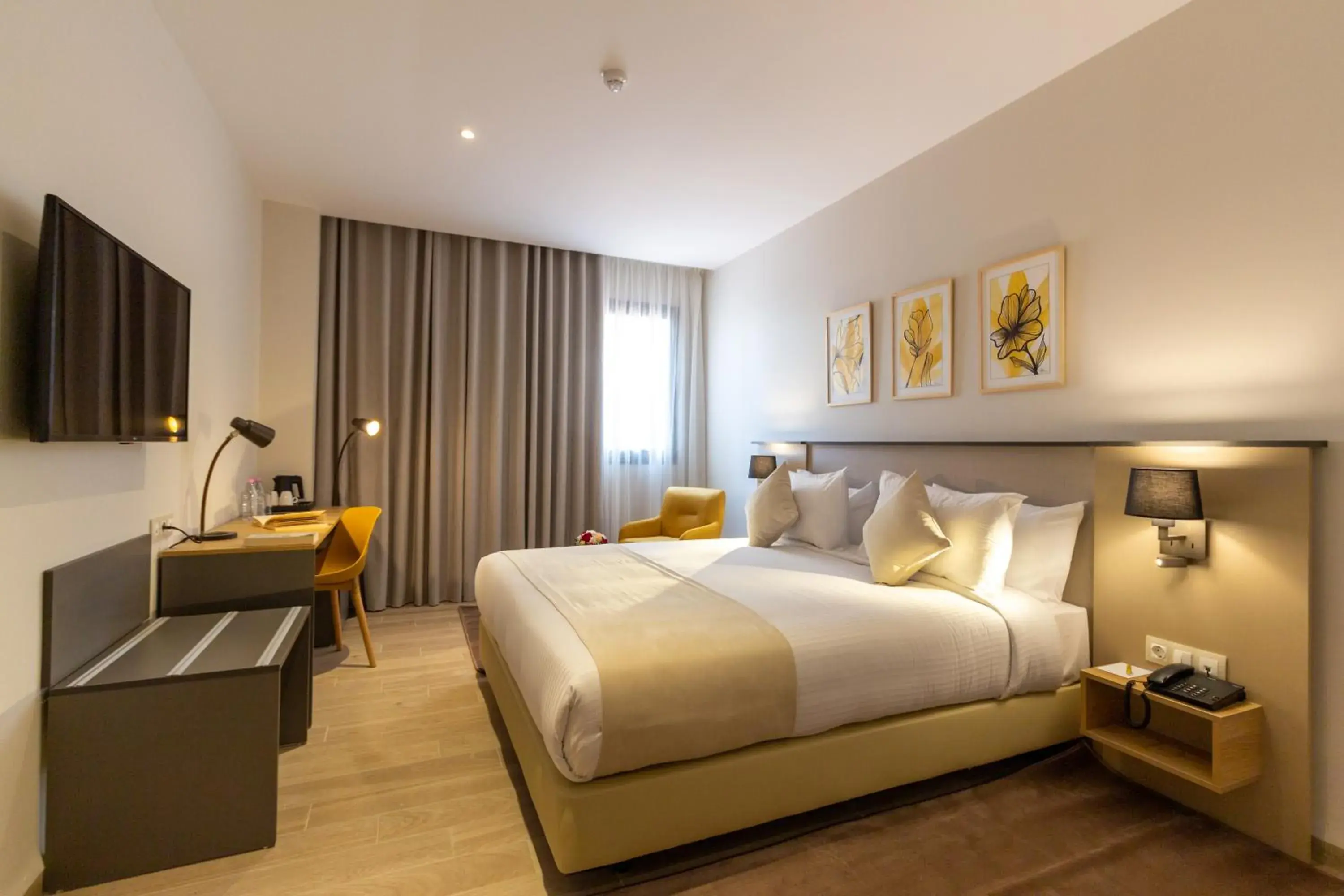 Communal lounge/ TV room, Bed in Golden Tulip Opera Alger Communal lounge/ TV room, Bed in Golden Tulip Opera Alger