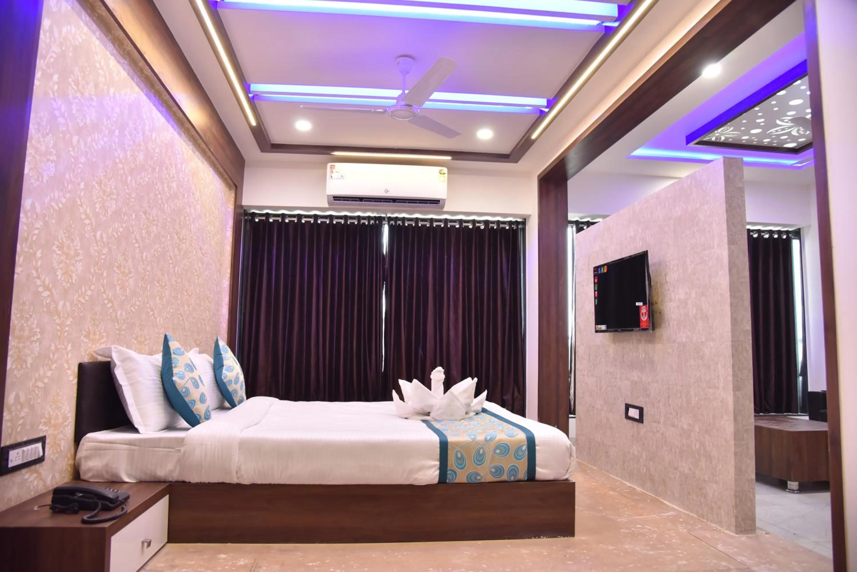 TV and multimedia, Bed in Hotel Savera Inn