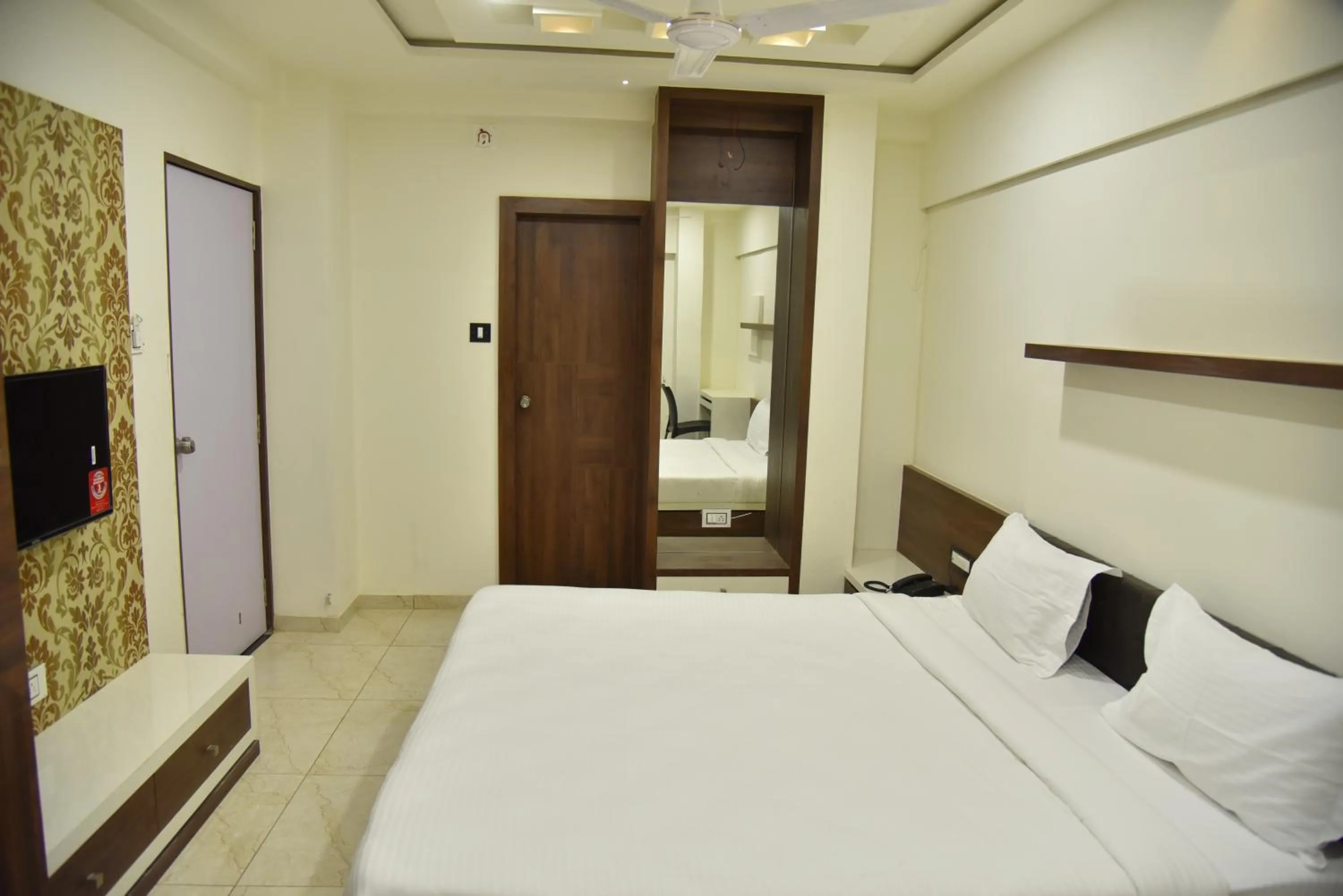 Bed in Hotel Savera Inn