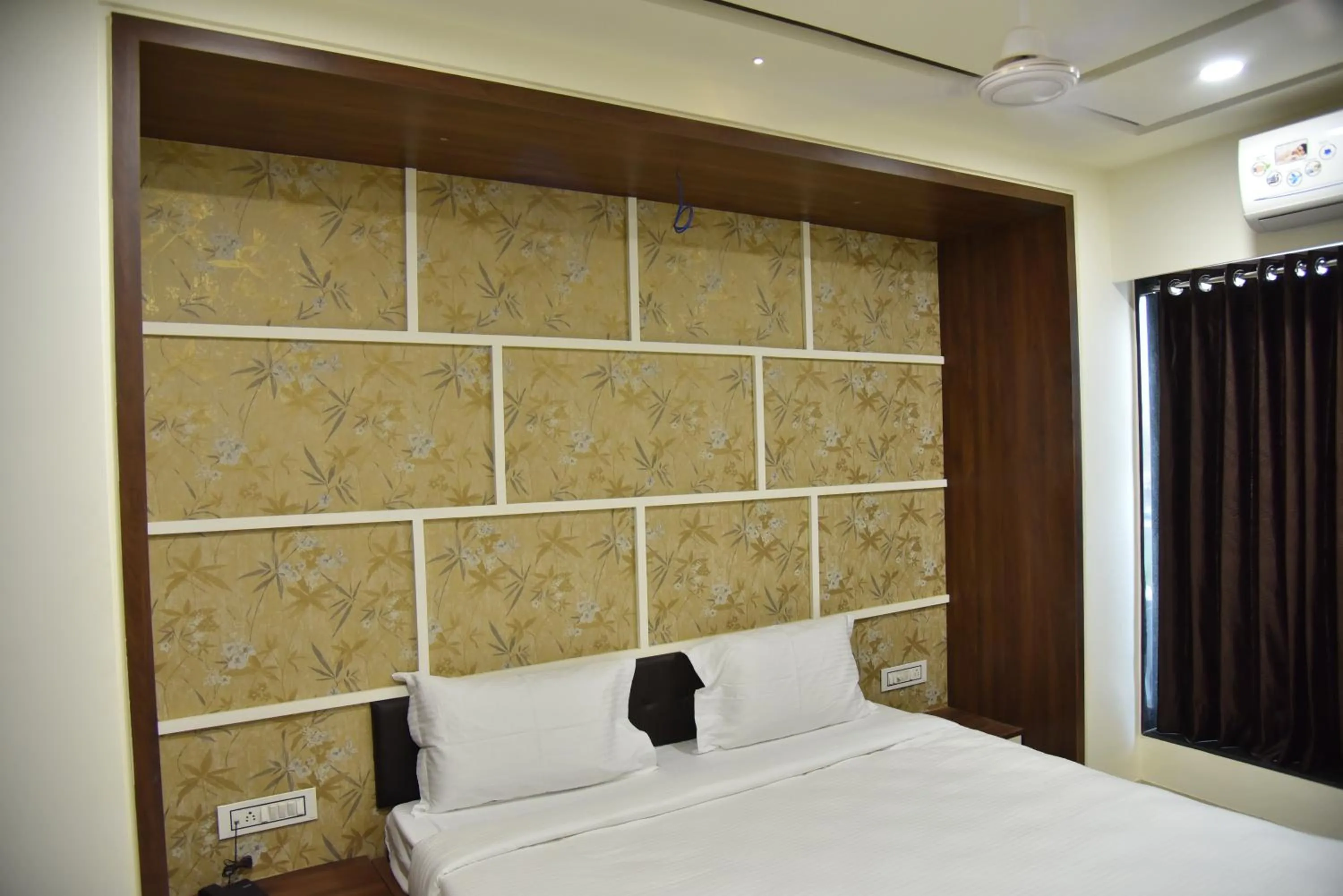 Bed in Hotel Savera Inn