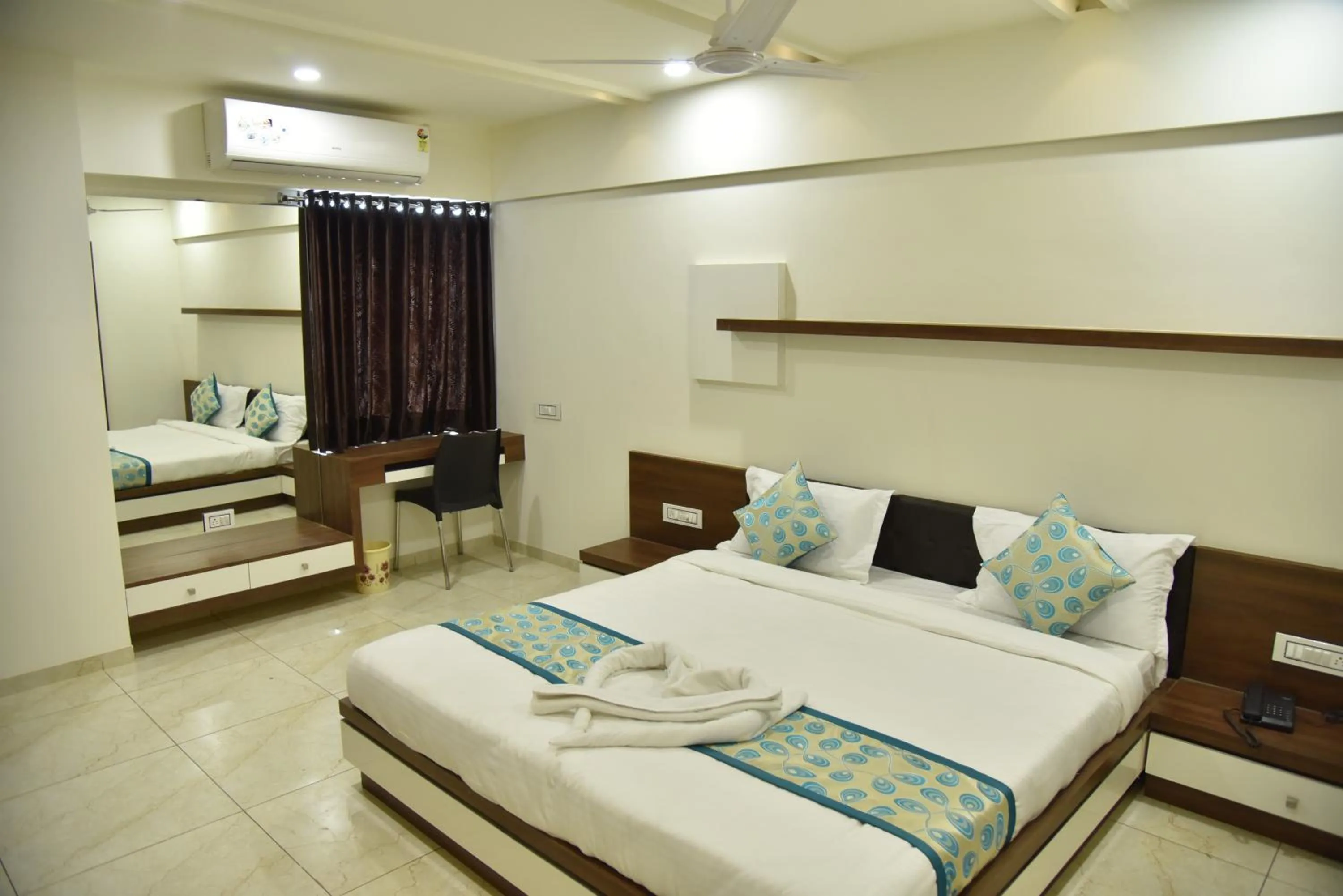 Bed in Hotel Savera Inn