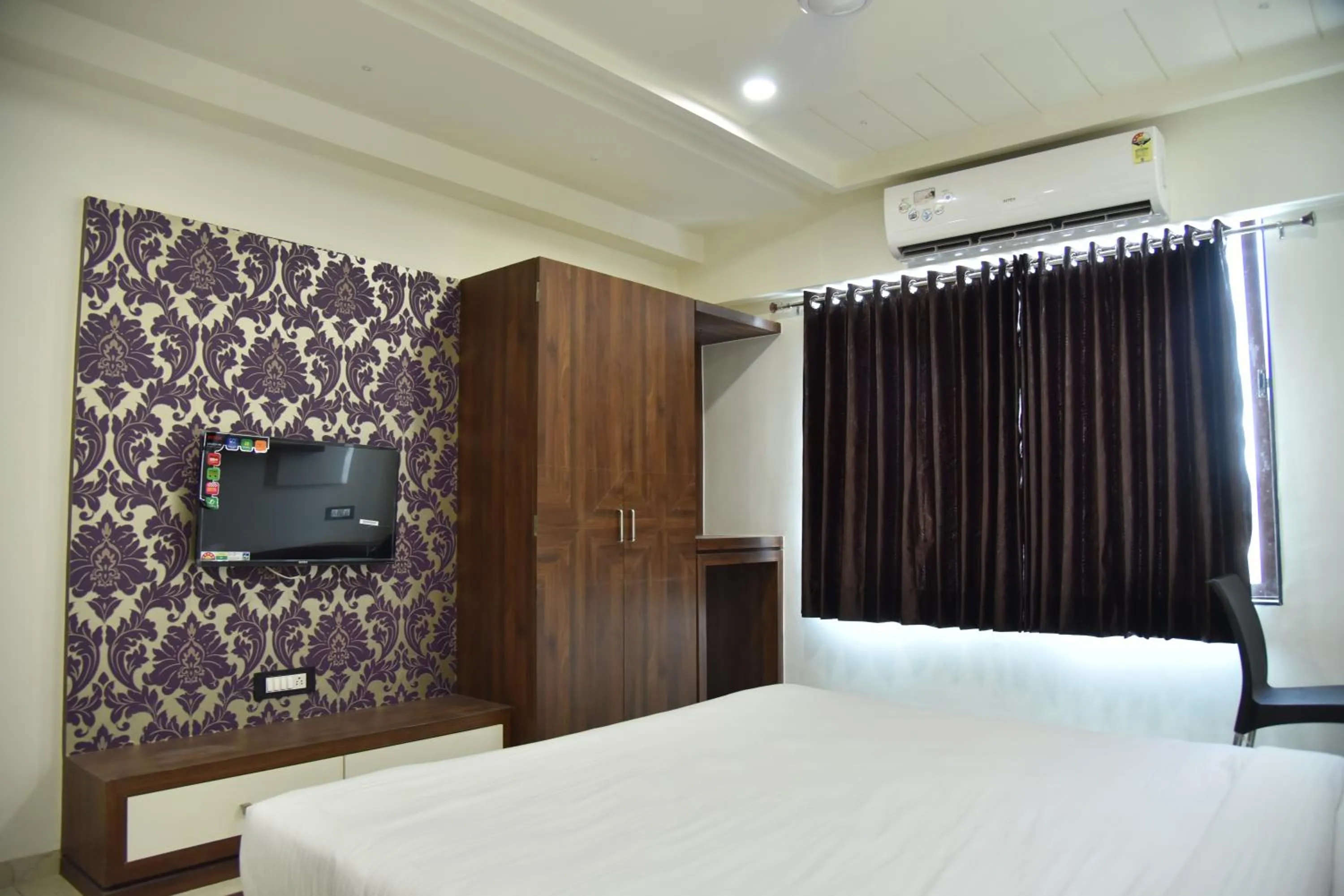 Bed in Hotel Savera Inn