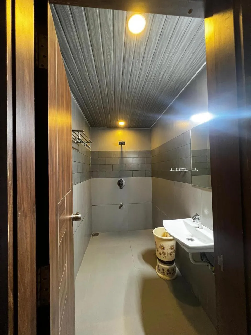 Shower in Hotel Savera Inn
