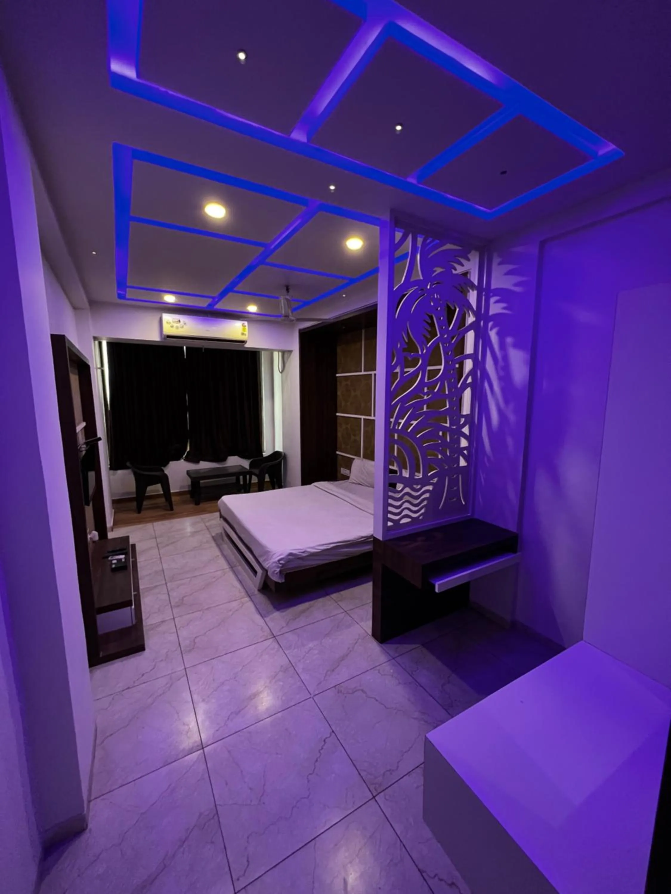 Shower, Bed in Hotel Savera Inn