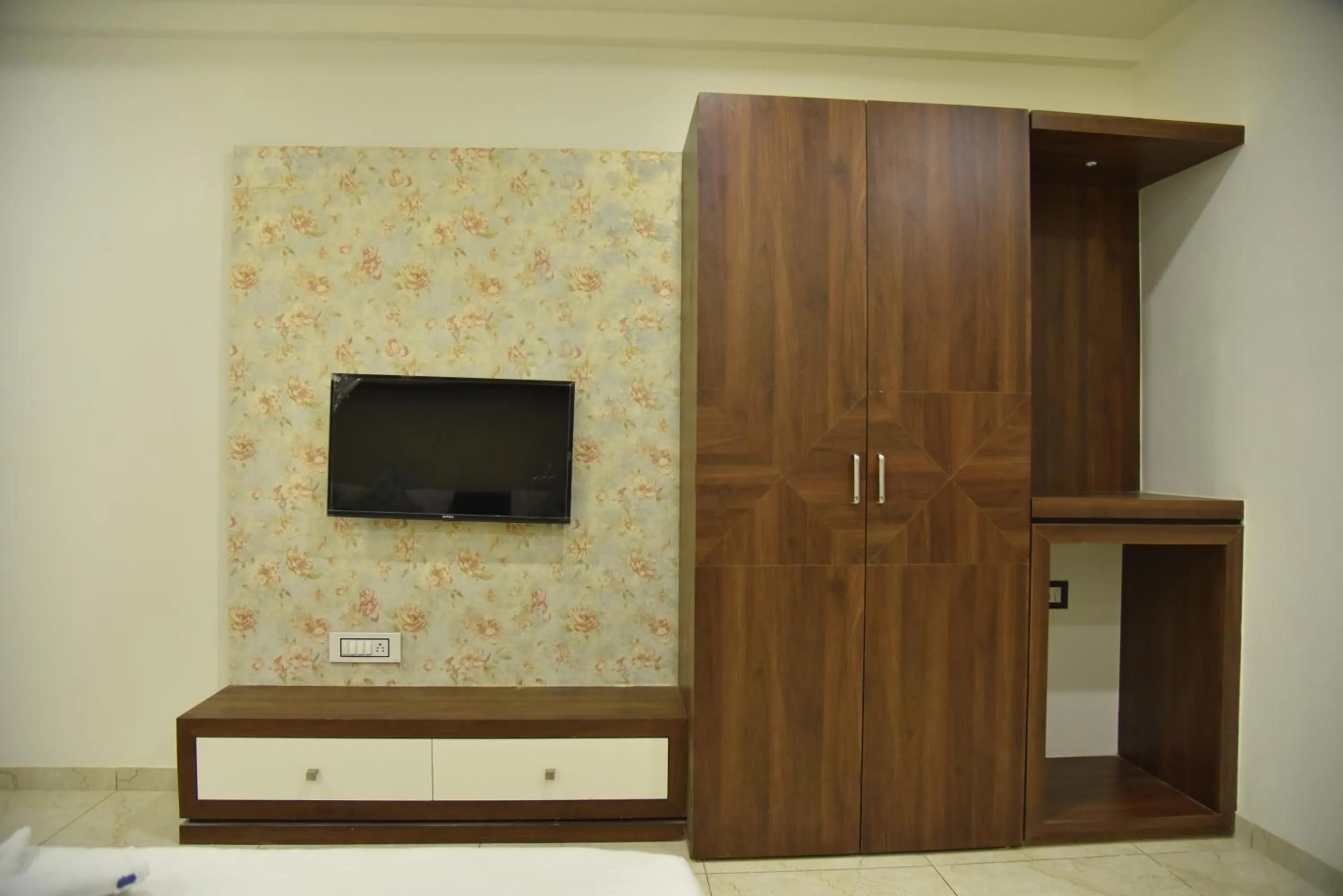 hair dresser in Hotel Savera Inn