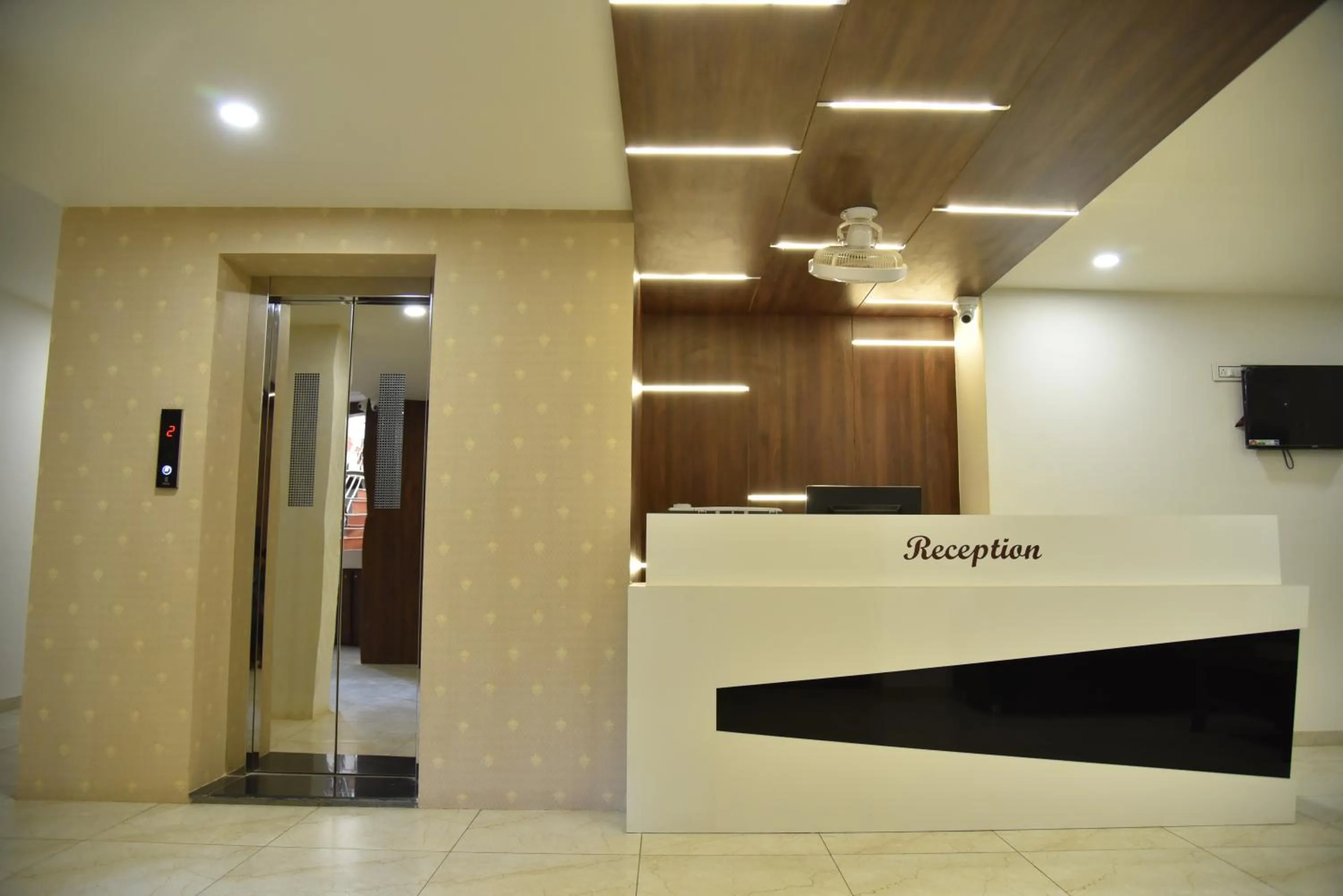 TV and multimedia in Hotel Savera Inn