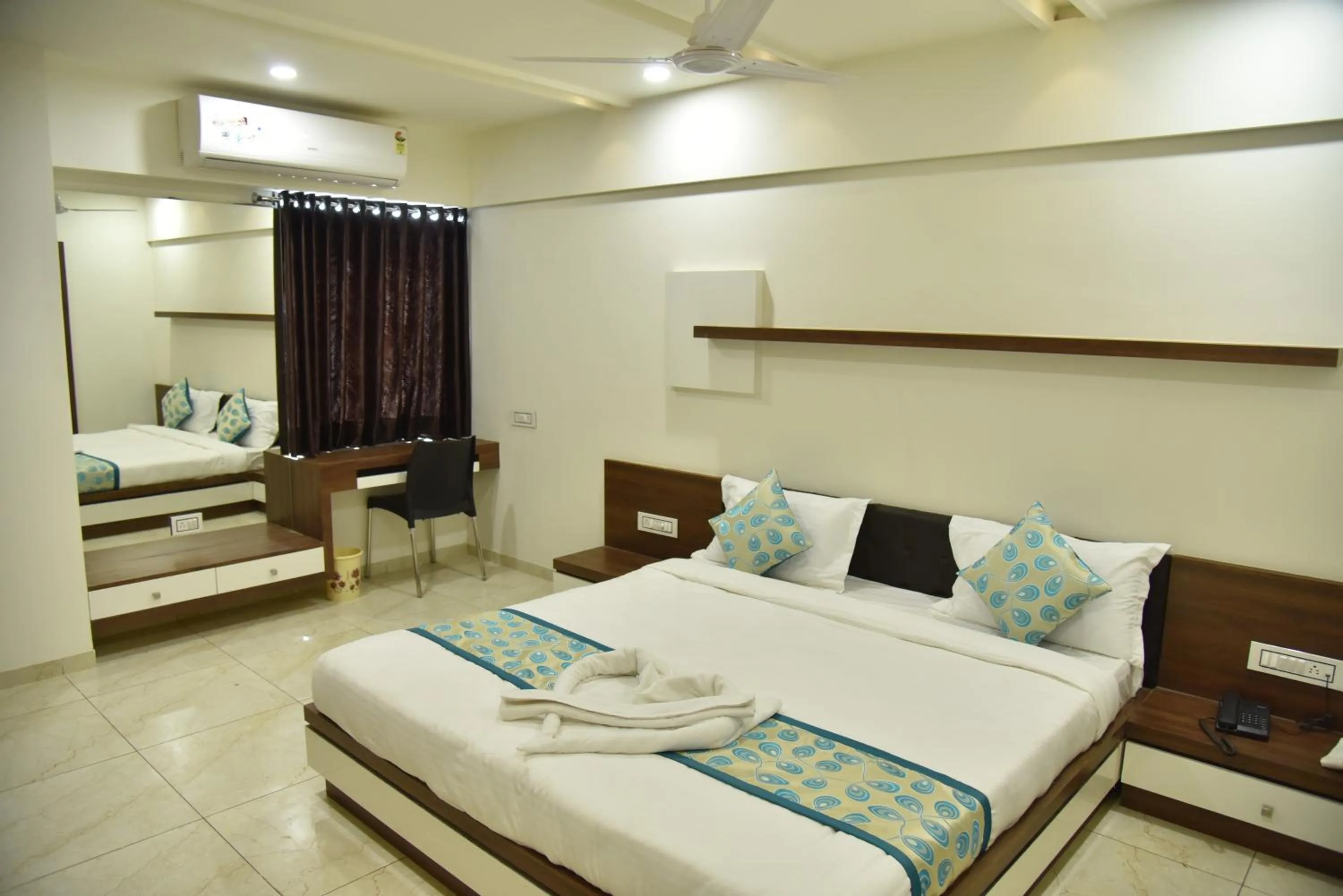 Bed in Hotel Savera Inn