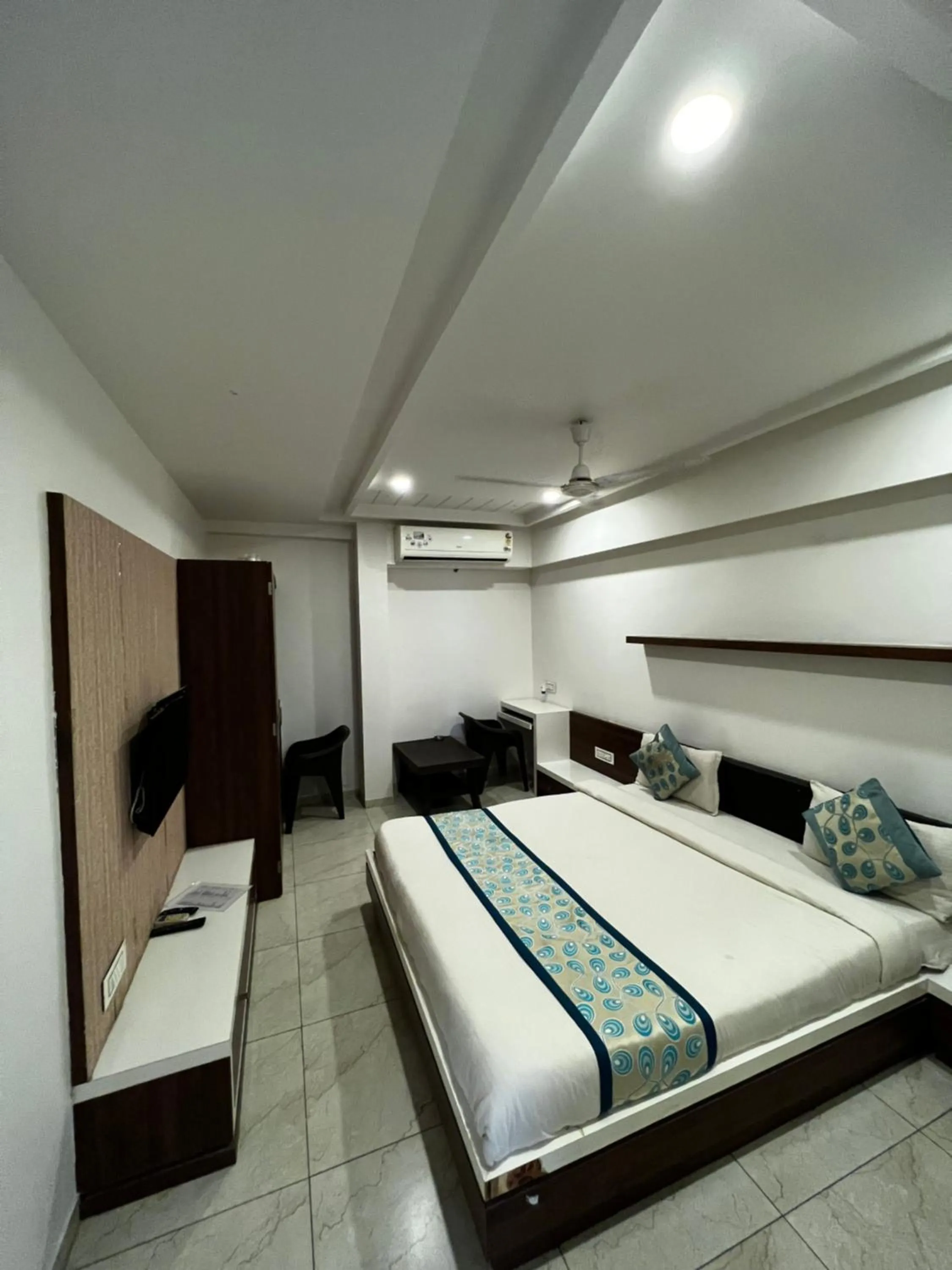 Bed in Hotel Savera Inn